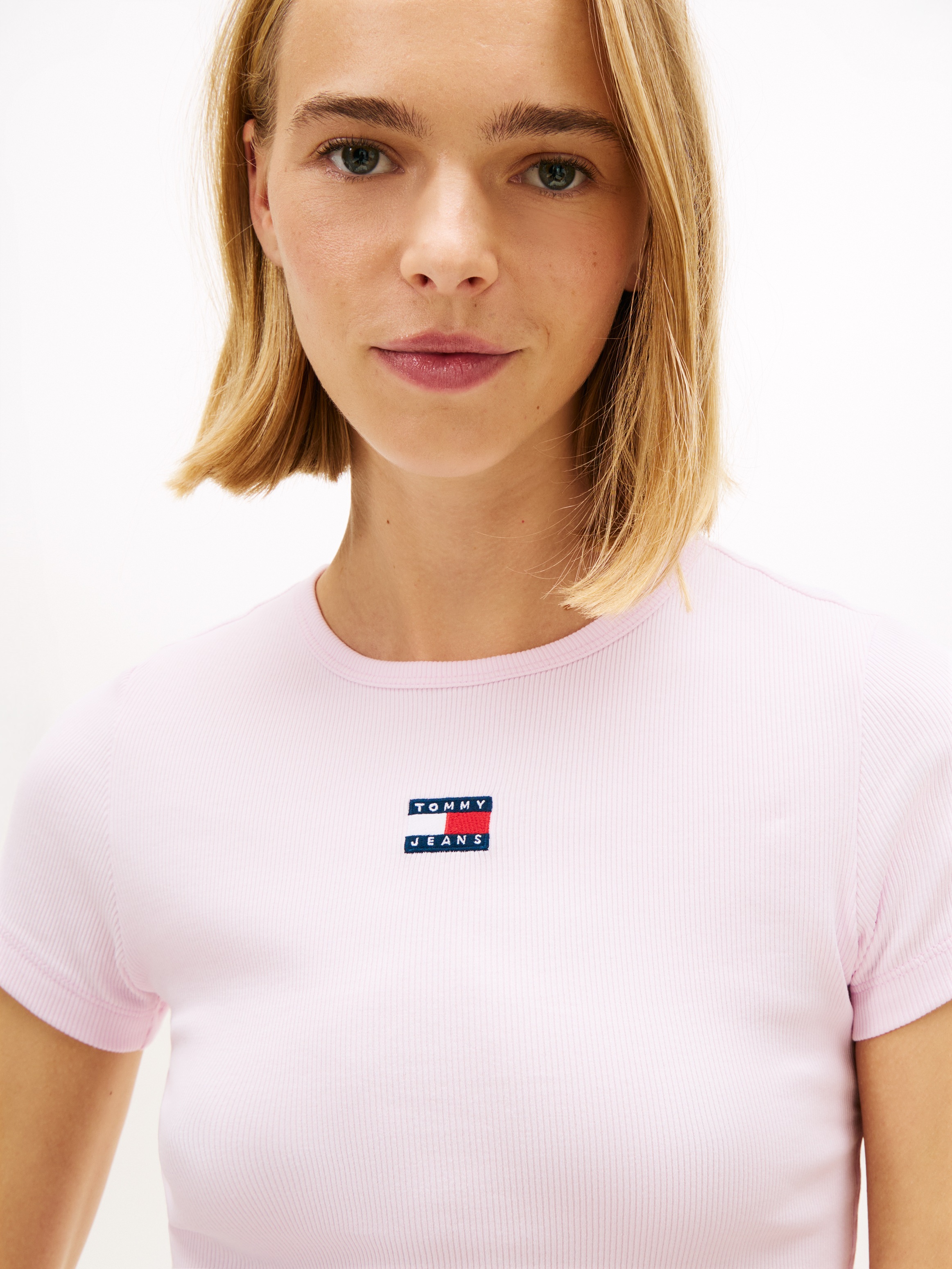 Tommy Jeans Kurzarmshirt "TJW SLIM BADGE RIB TEE" mit gerippter Struktur günstig online kaufen