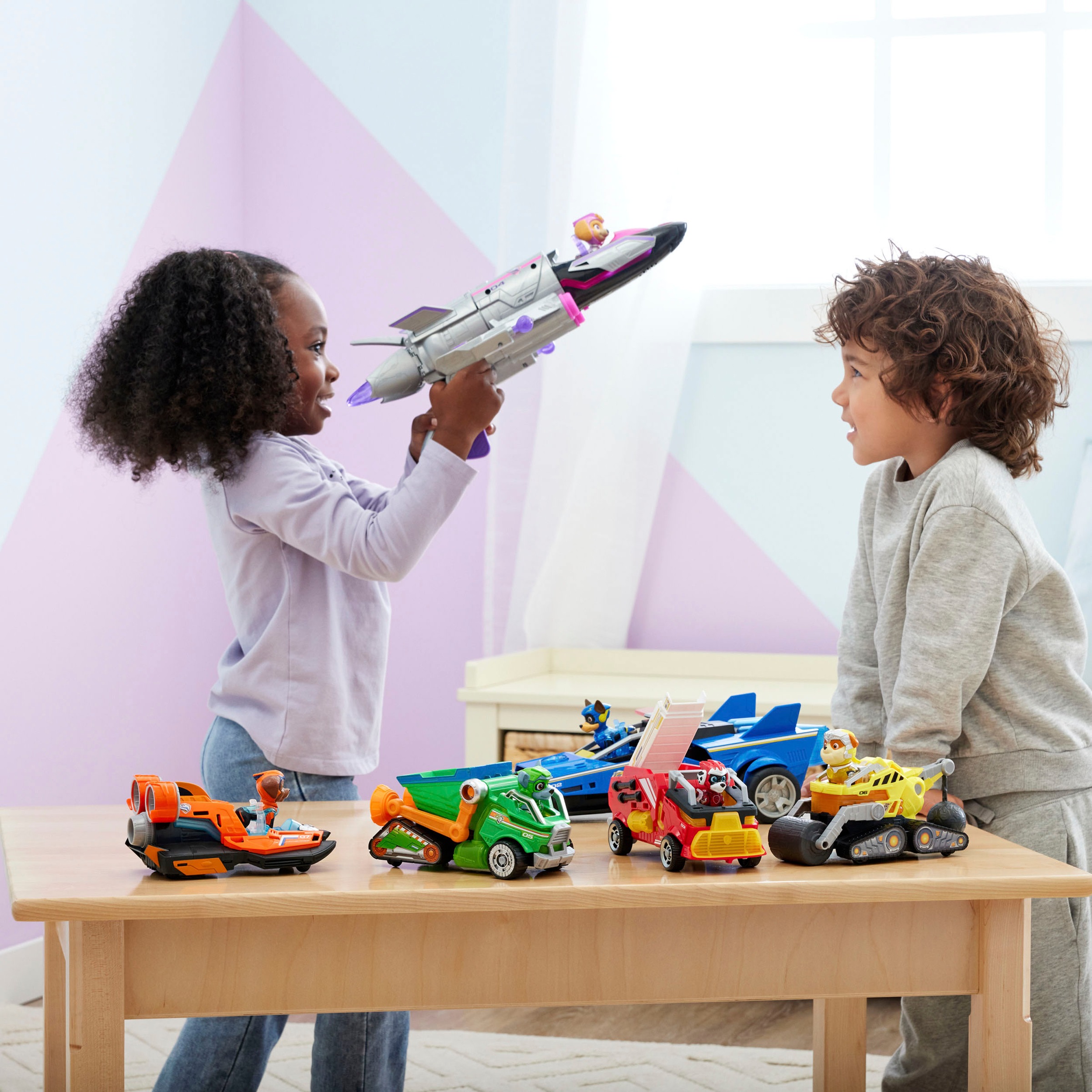 Spin Master Spielzeug-Auto »Paw Patrol - Movie II - Basic Themed Vehicles Zuma«, Speedboot mit Welpenfigur, Licht- und Soundeffekt