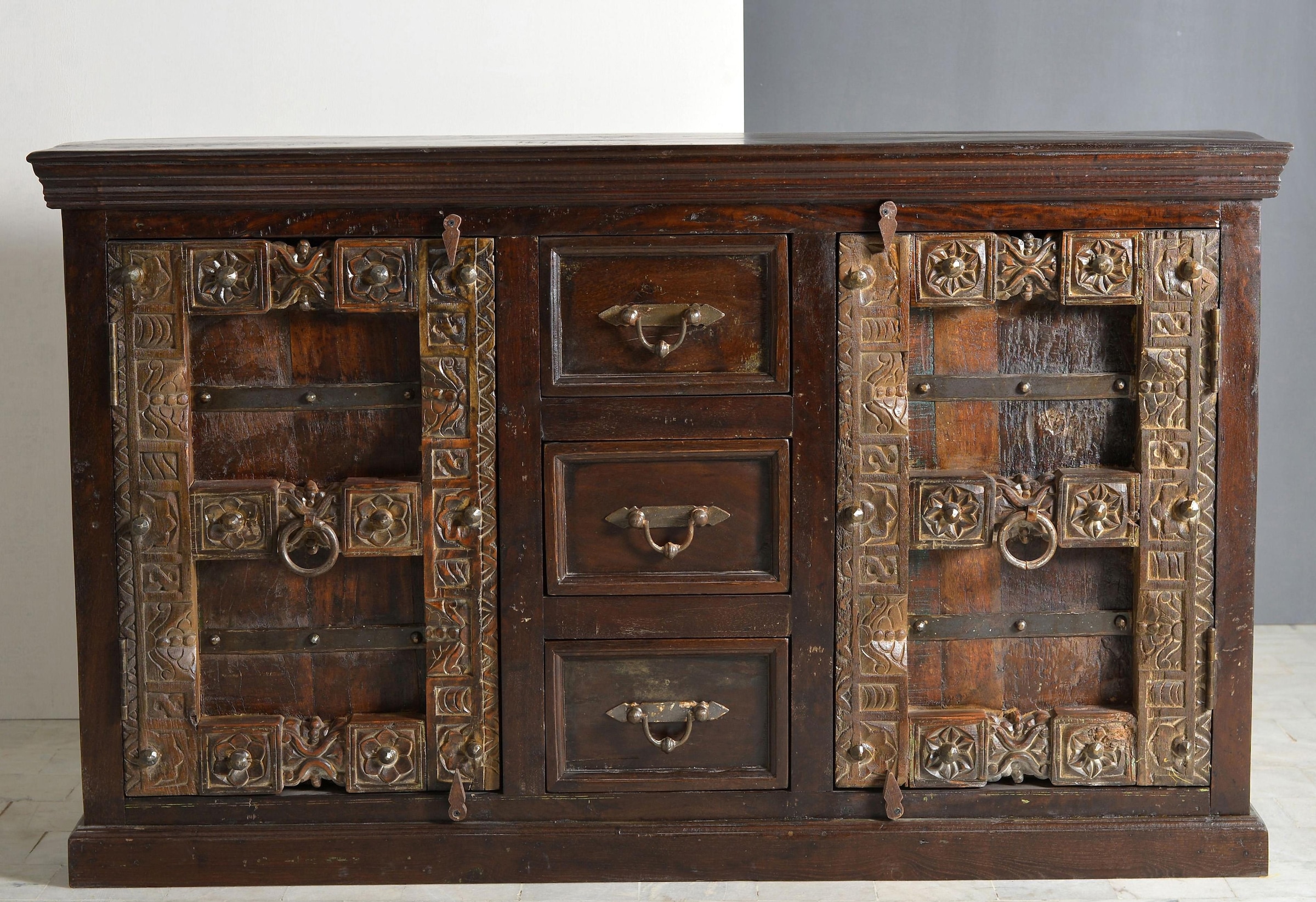 SIT Sideboard "Pontevedra aus Altholz mit Schnitzereien" Handgefertigte Schnitzereien mit einzigartigem Unikat-Charakter
