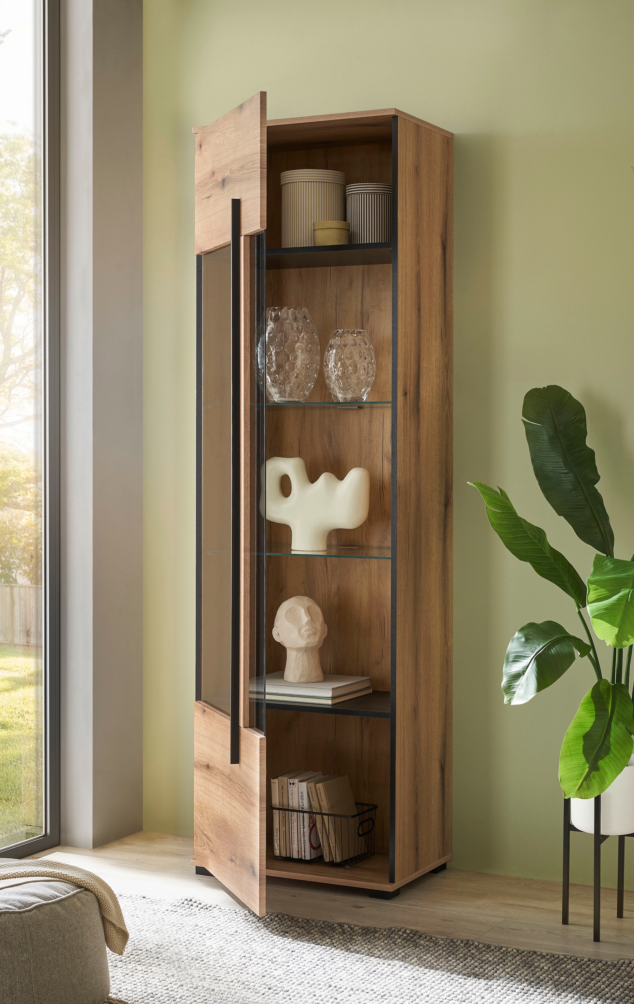 INOSIGN Vitrine »Cantara, Vitrinenschrank in Eiche Evoke oder weiß, Standvitrine«, schwarzer Stangengriff, ausreichend Stauraum, vielseitig einsetzbar