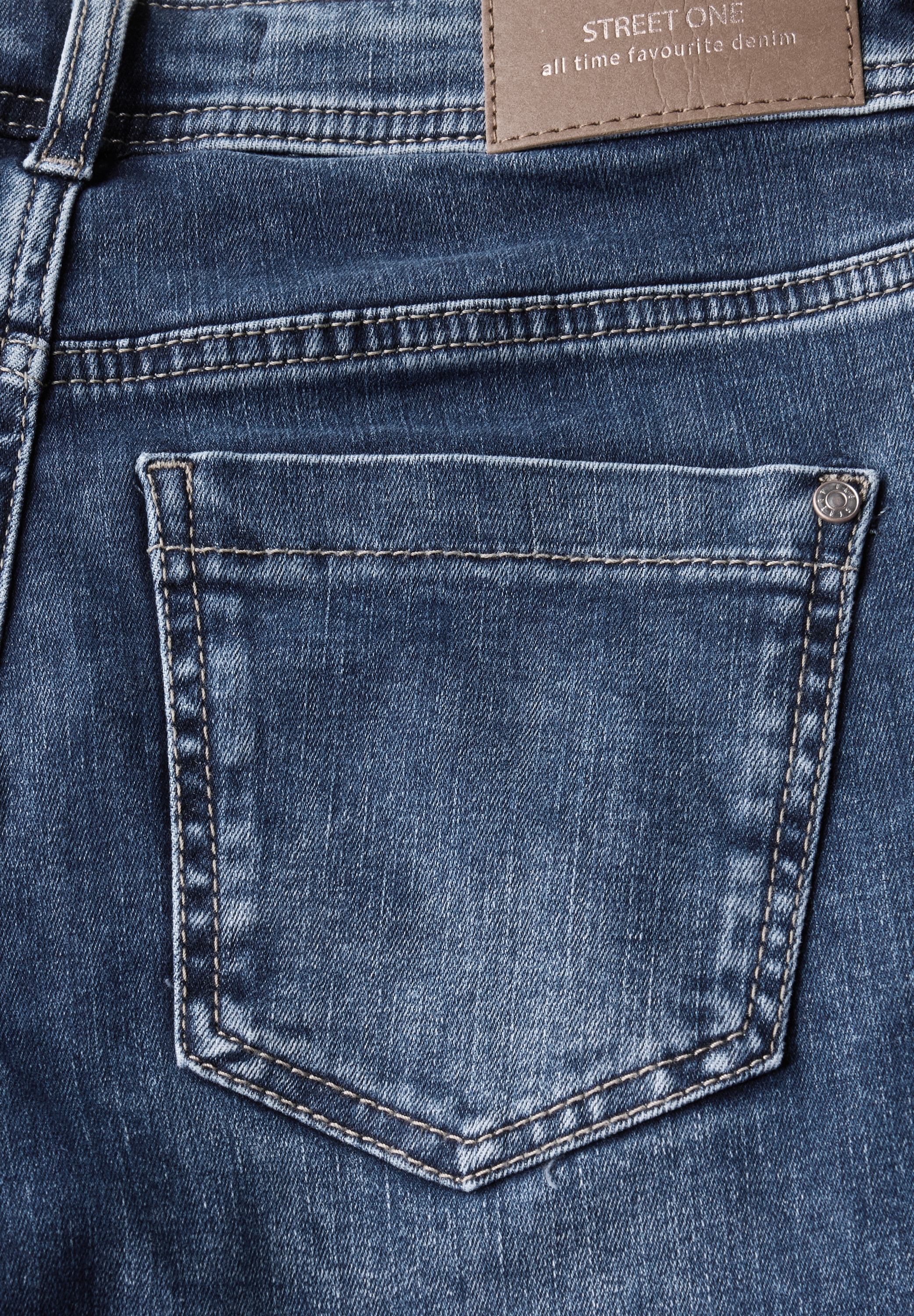 STREET ONE Comfort-fit-Jeans, in dunkelblauer Waschung