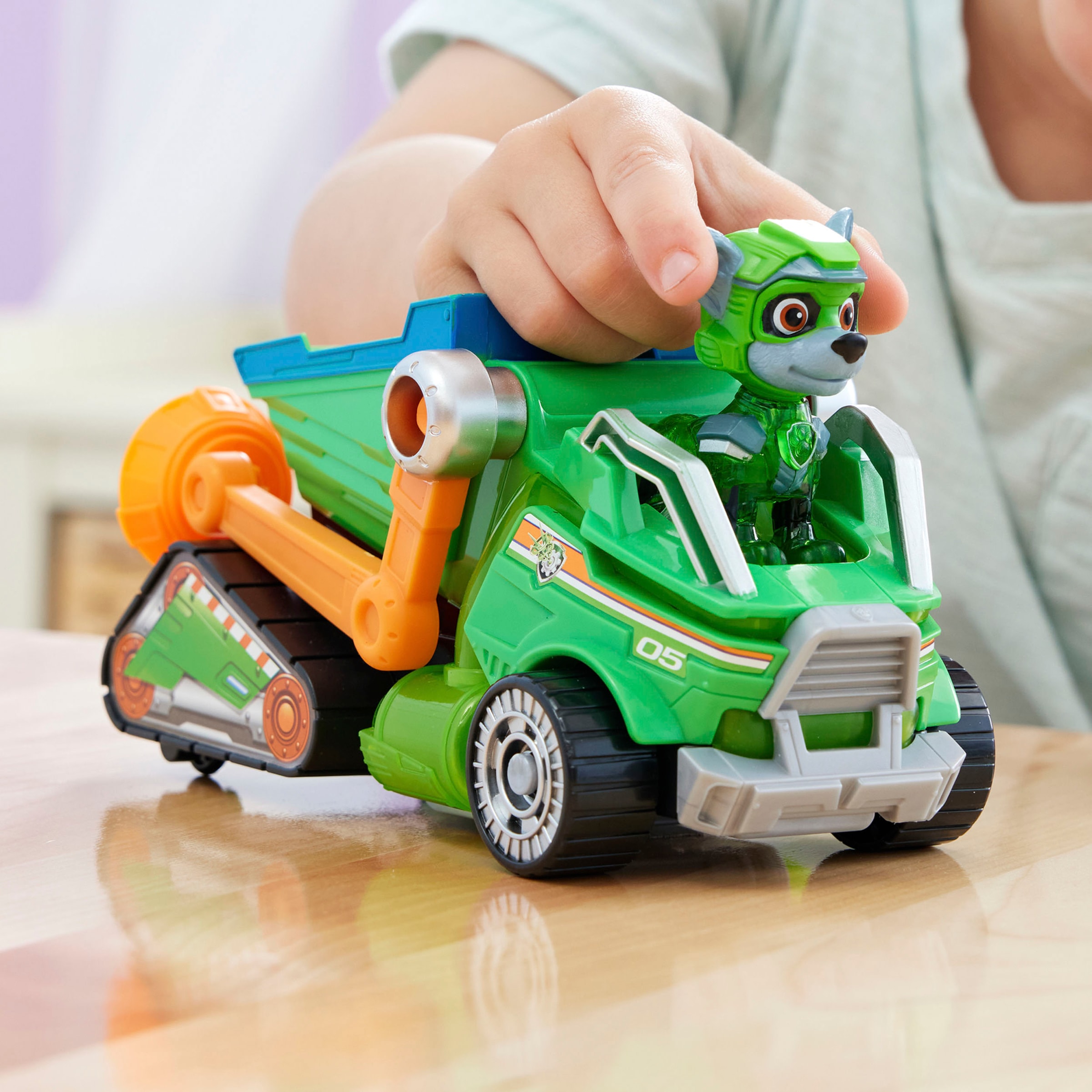 Spin Master Spielzeug-Auto »Paw Patrol - Movie II - Basic Themed Vehicles Rocky«, Mülltransporter mit Welpenfigur, Licht- und Soundeffekt