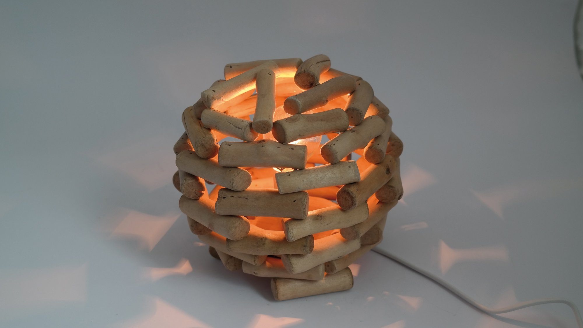 Tischlampe Kugel aus Holz, elektrisch beleuchtet