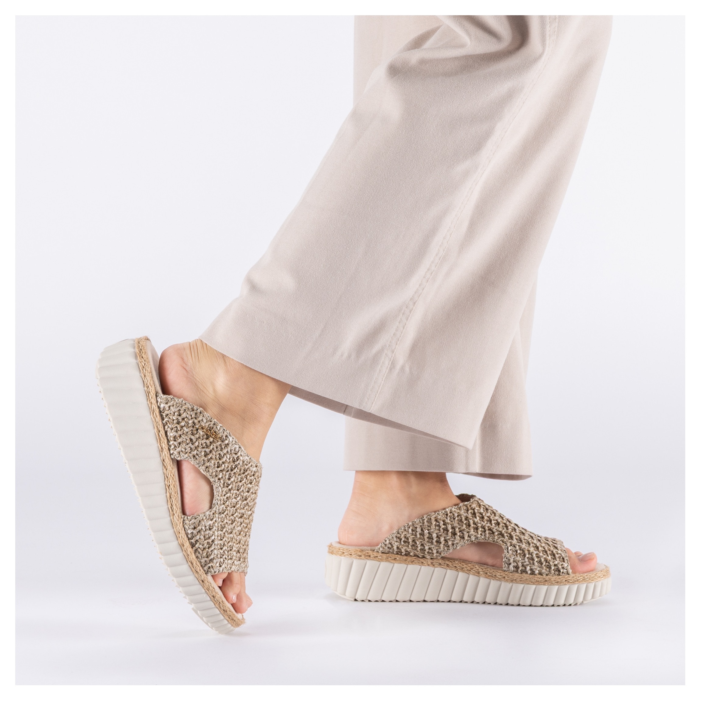 Rieker Pantolette  Sommerschuh, Strandschuh, Keilpantolette mit Bastumrahmung