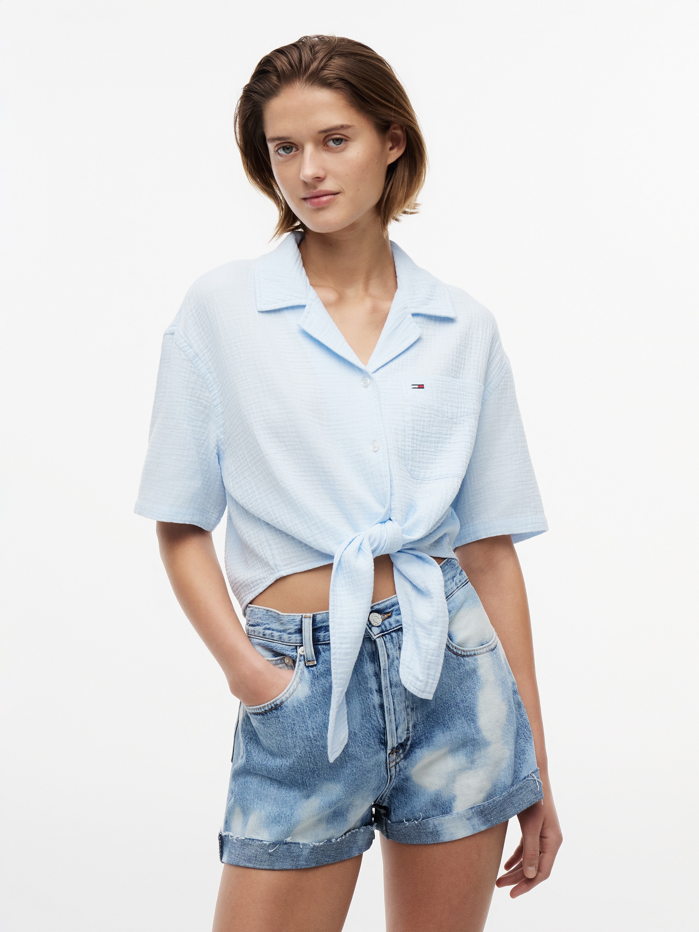 Tommy Jeans Kurzarmbluse "TJW TEXTURED TIE FRONT SS SHIRT" Baumwolle, Brusttasche, Saum zum Knoten