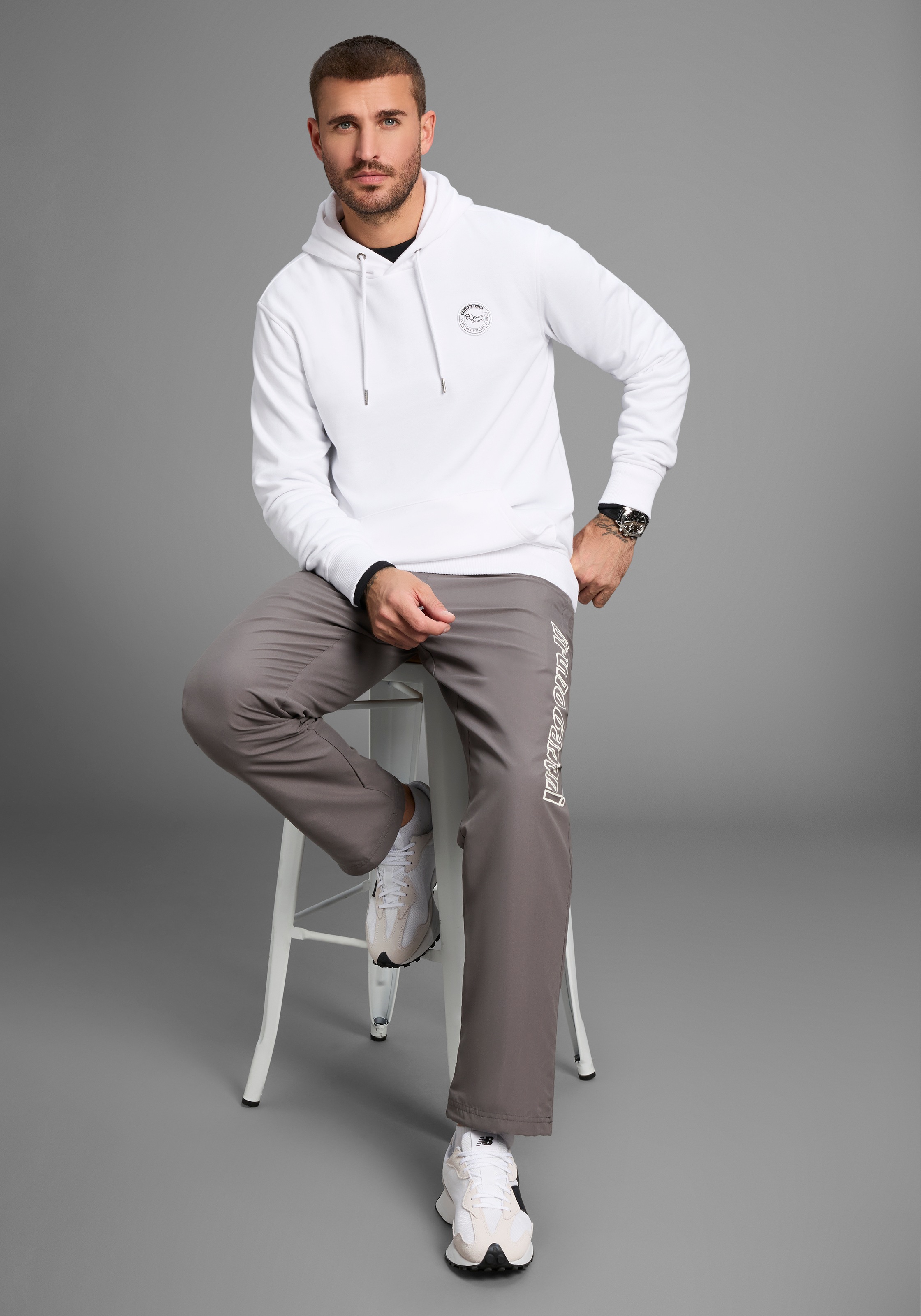 Bruno Banani Kapuzensweatshirt, langärmlig, schmal geschnitten, bedrucktes Design