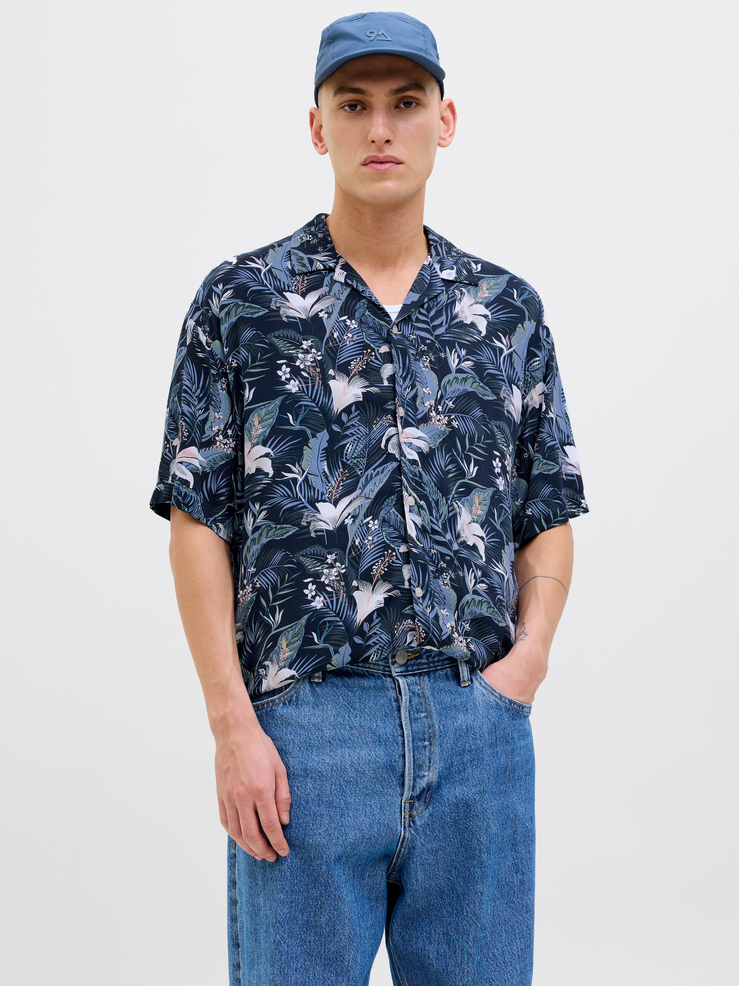 Jack & Jones "JJEJEFF TROPICAL AOP RESORT SHIRT SS SN" mit All-Over Print günstig online kaufen