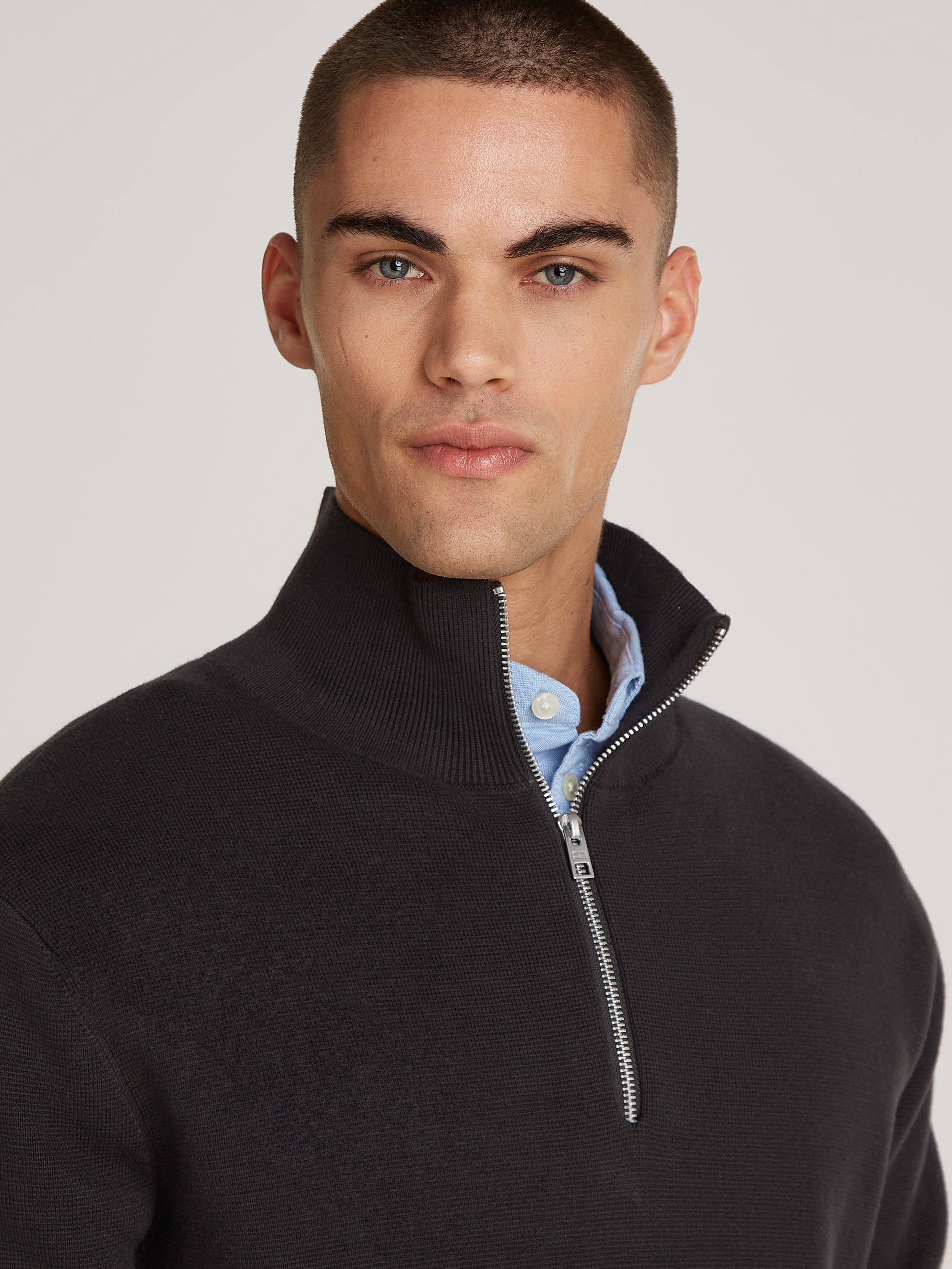 Tommy Jeans Strickpullover »TJM REG HALF ZIP SWEATER«, mit bestickten Markenlogo am Ärmel