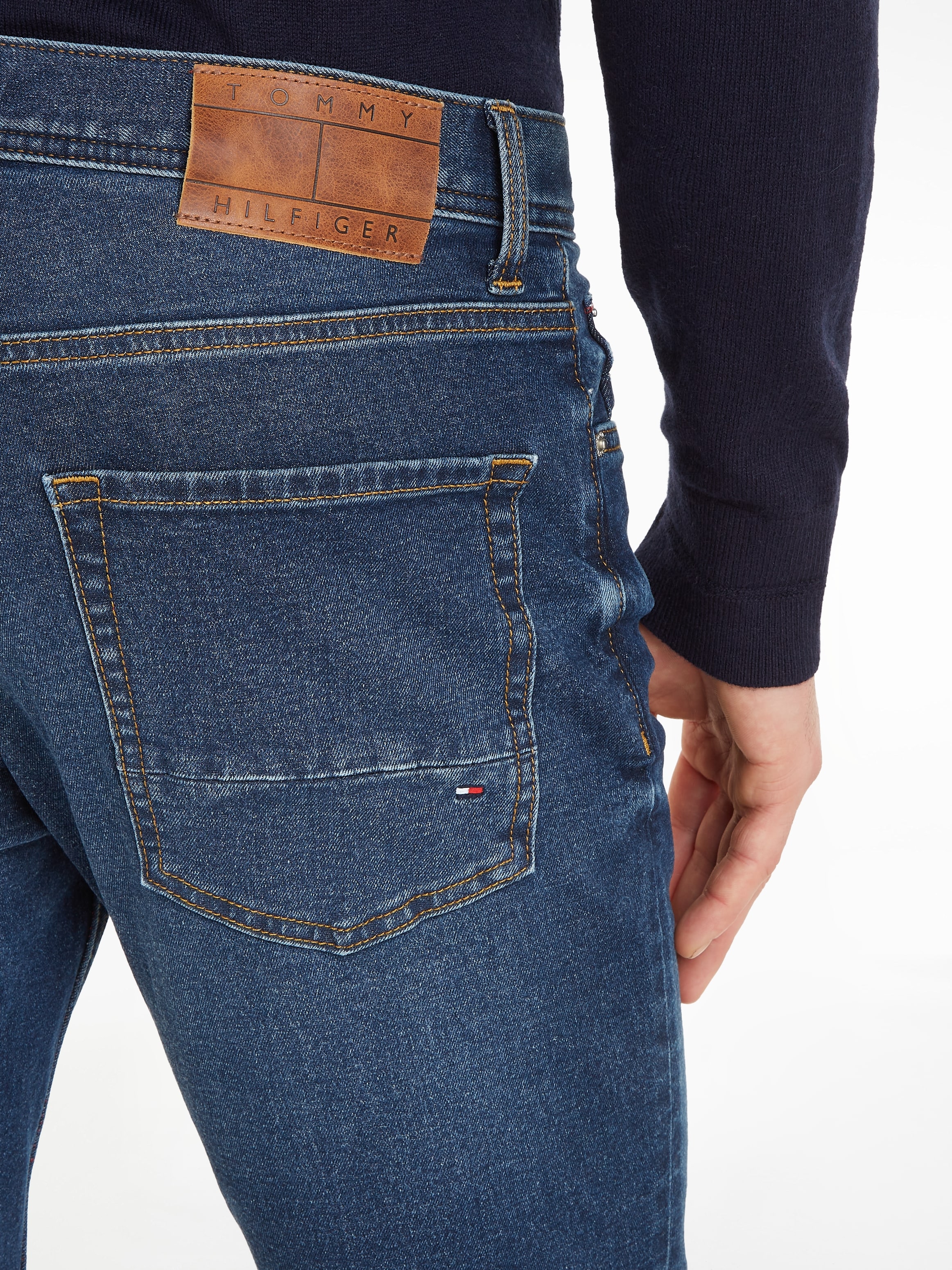 Tommy Hilfiger Straight-Jeans »STRAIGHT DENTON STR CHARLES BLUE«, mit Tommy Hilfiger Leder-Batch am hinteren Bundabschluss