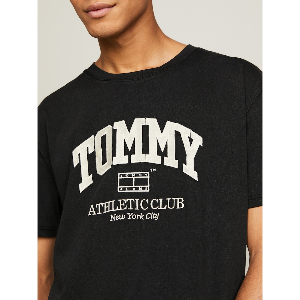 Tommy Jeans T-Shirt »TJM REG ATHLETIC CLUB TEE«, Logo im College-Stil auf der Brust