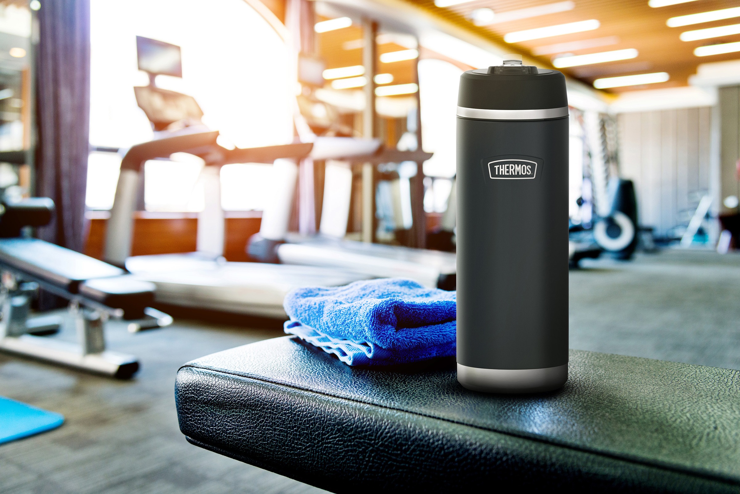 THERMOS Isolierflasche »ICON WATER BOTTLE, Edelstahlkörper, spülmaschinenfest« 0,71l, 12h kalt, schappsicher mit einklappbarem Flip-Strohalm