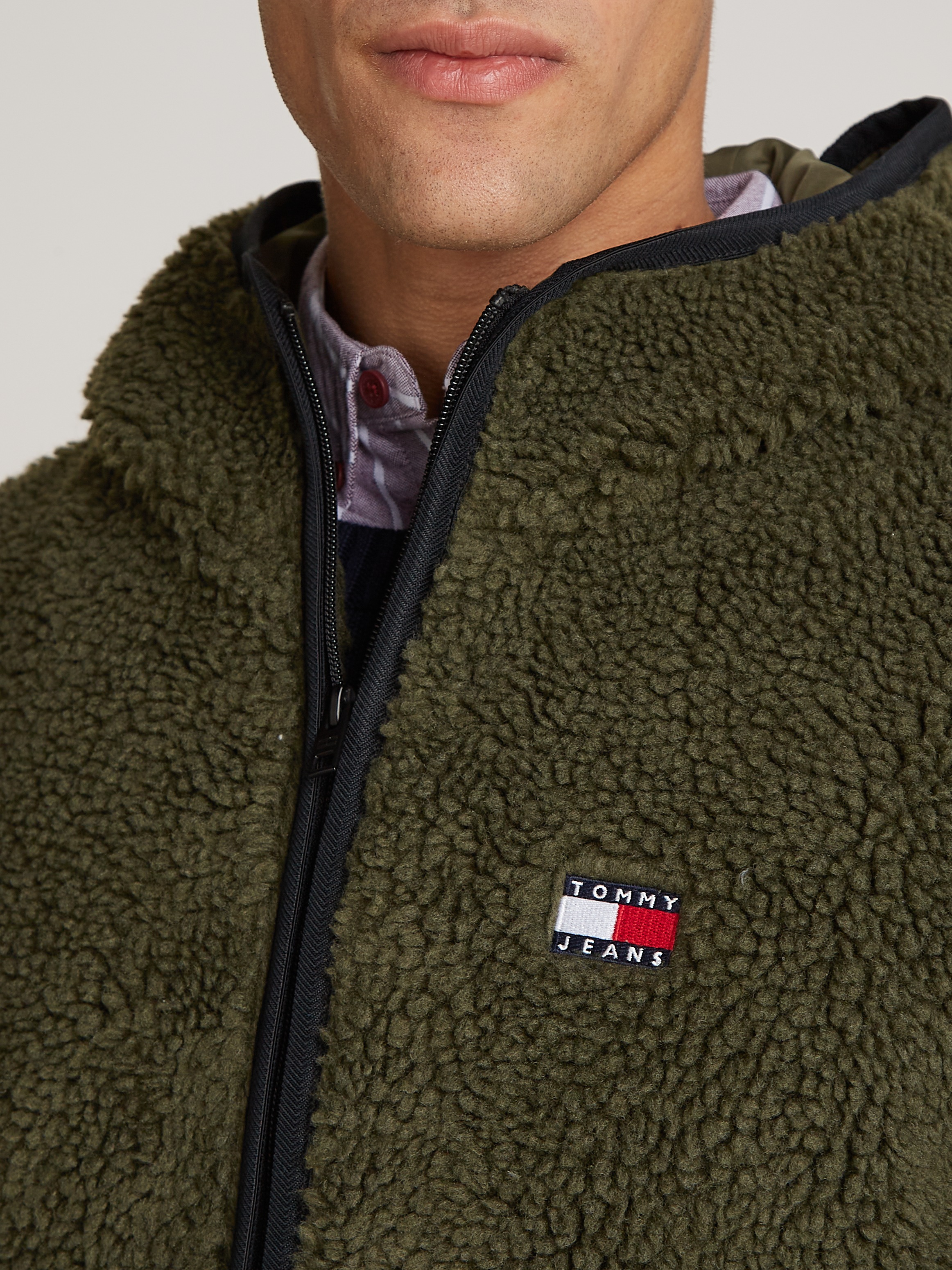 Tommy Jeans Plüschjacke »TJM REG BADGE TEDDY ZIP TRU EXT«, mit Kapuze, mit Logopatch, leicht überschnittene Schultern