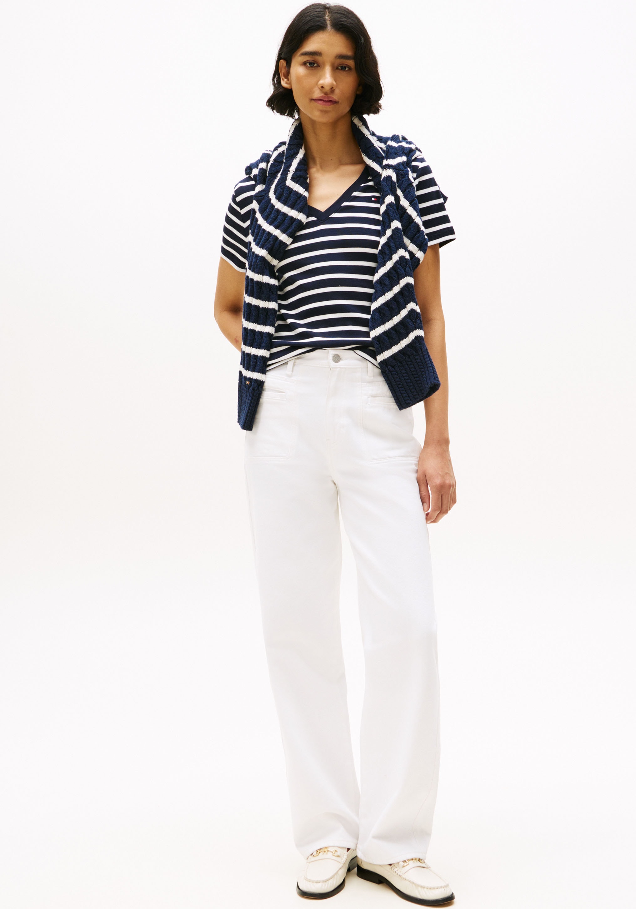 Tommy Hilfiger T-Shirt »SLIM CODY V-NK SS«, mit Logostickerei