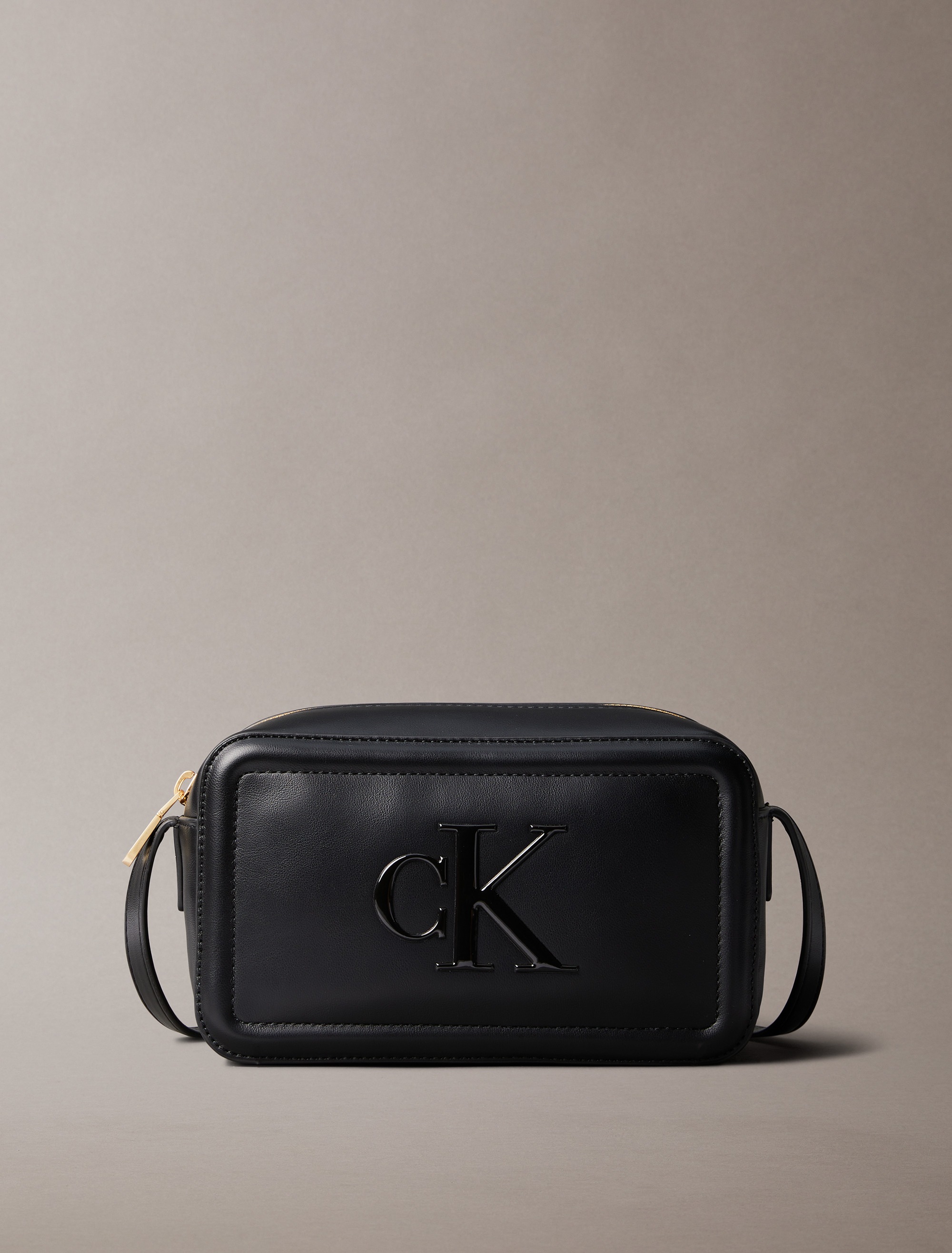 Calvin Klein Mini Bag »RAISED CK CAMERA BAG«, kleine Damen-Umhängetasche, Schultertasche, Kamerabag mit CK-Logo