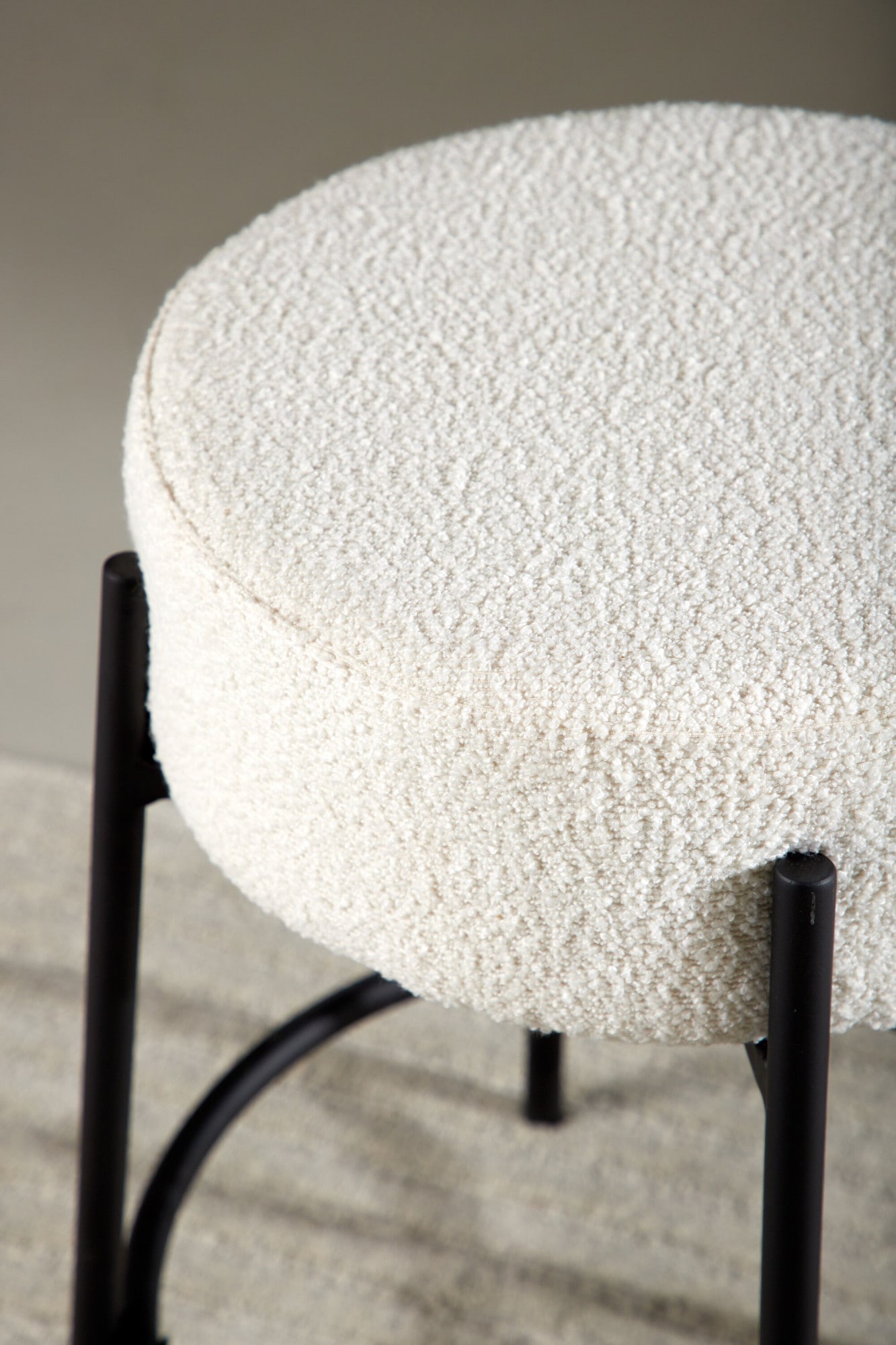 Venture Home Barhocker »Tucson, Barhocker in Bouclé, niedrige Sitzfläche, belastbar bis 150 kg« Tresenstuhl, Bouclé-Bezug, Stahlbeine, Fußstütze, modern