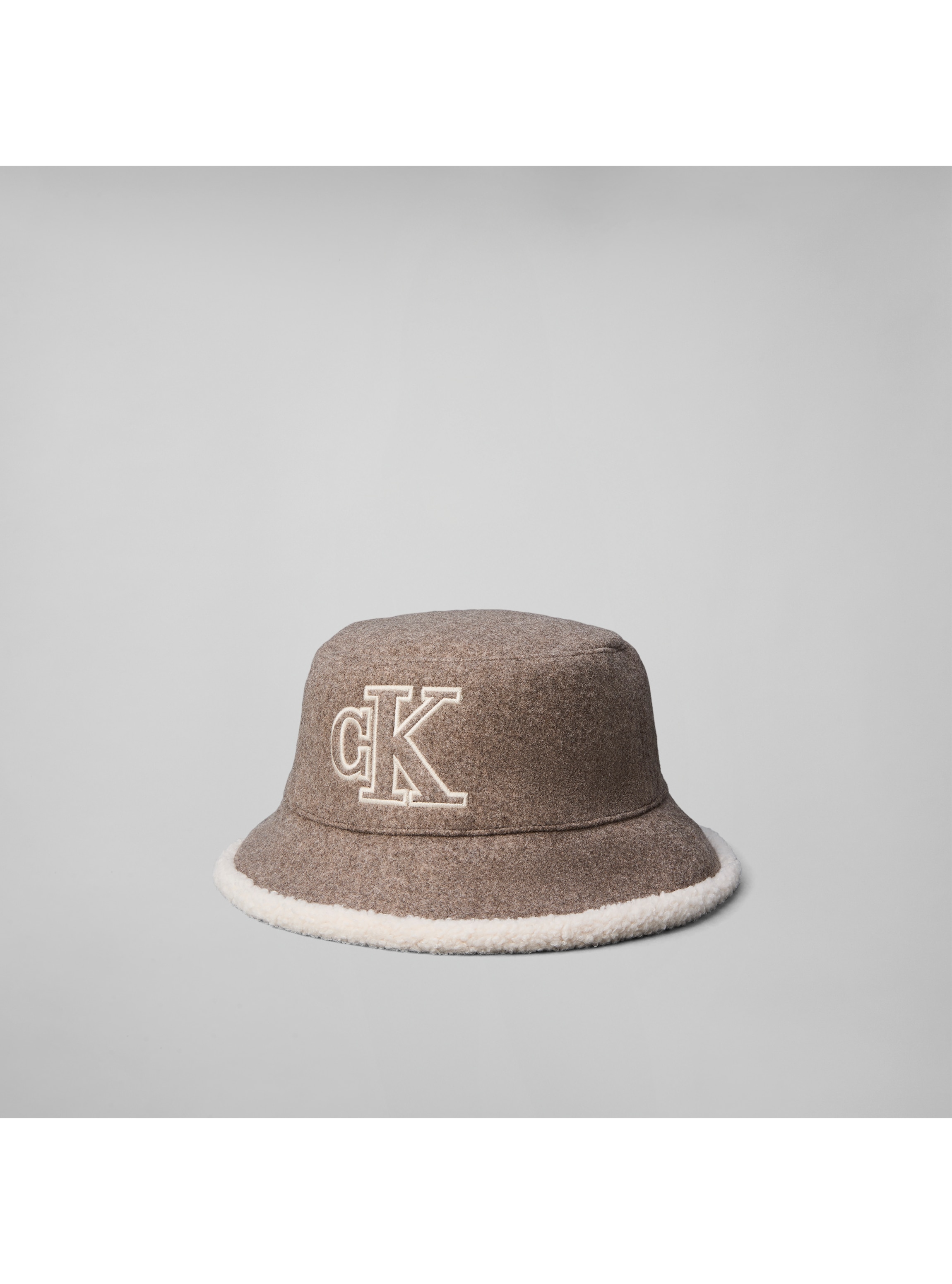 Calvin Klein Fischerhut "SHERPA FELT REVERSIBLE BUCKET" Regular fit mit aufgesticktem Markenlabel
