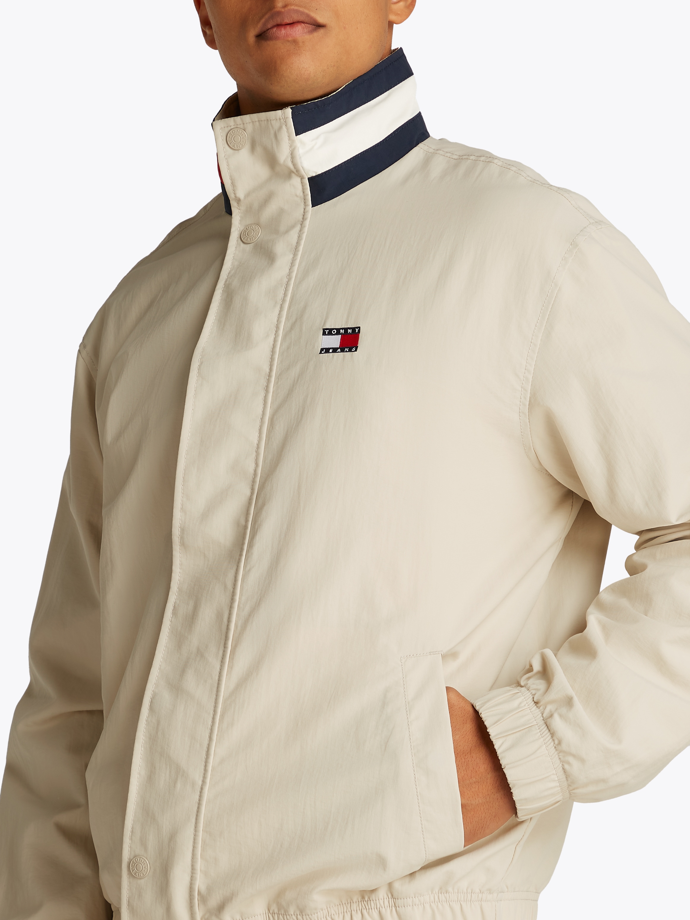 Tommy Jeans Allwetterjacke »TJM DNA COLLAR ESS JACKET«, ohne Kapuze, Mit Rundhalsausschnitt
