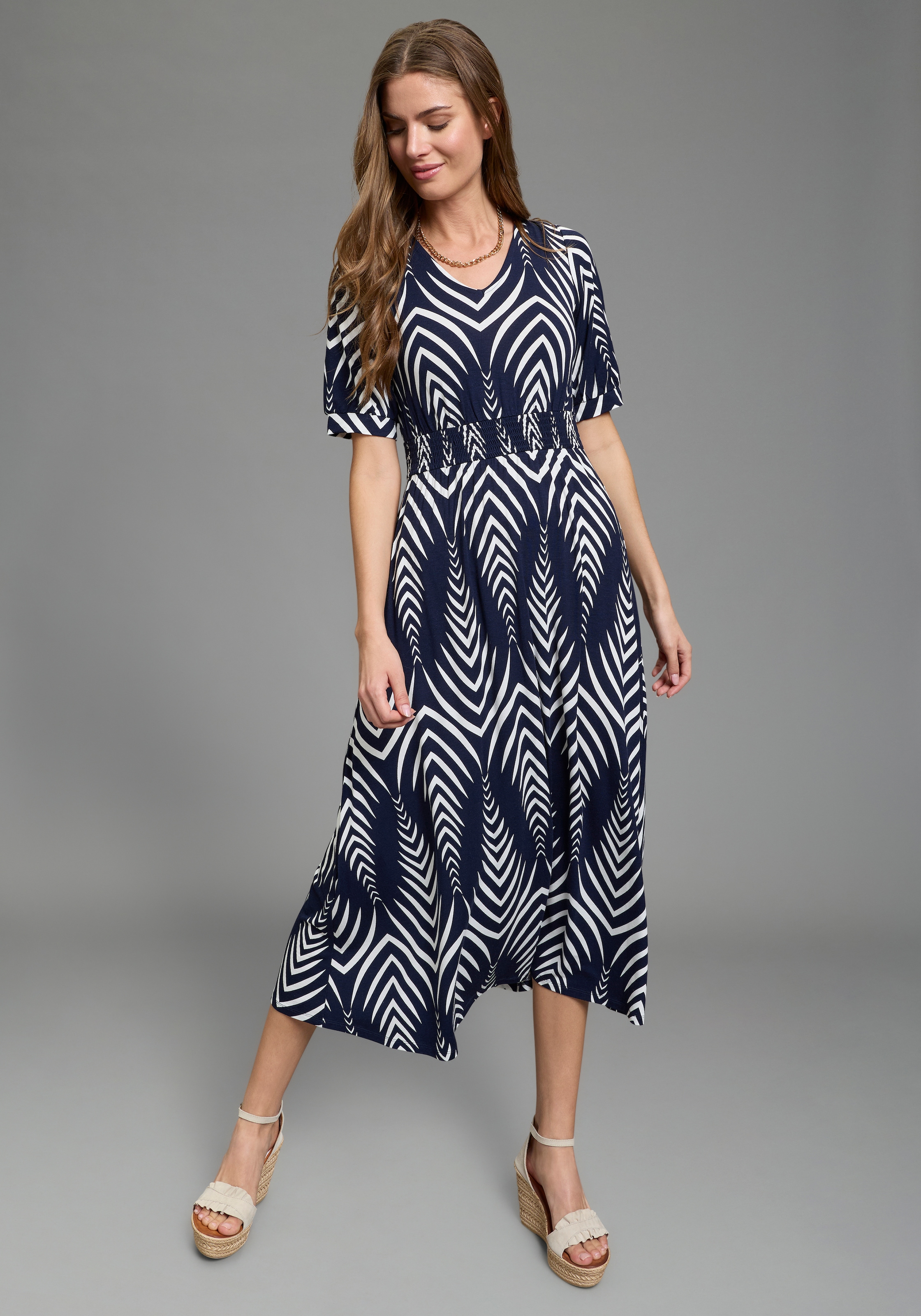 Laura Scott Midikleid mit Ikat-Muster und Smok-Einsatz günstig online kaufen