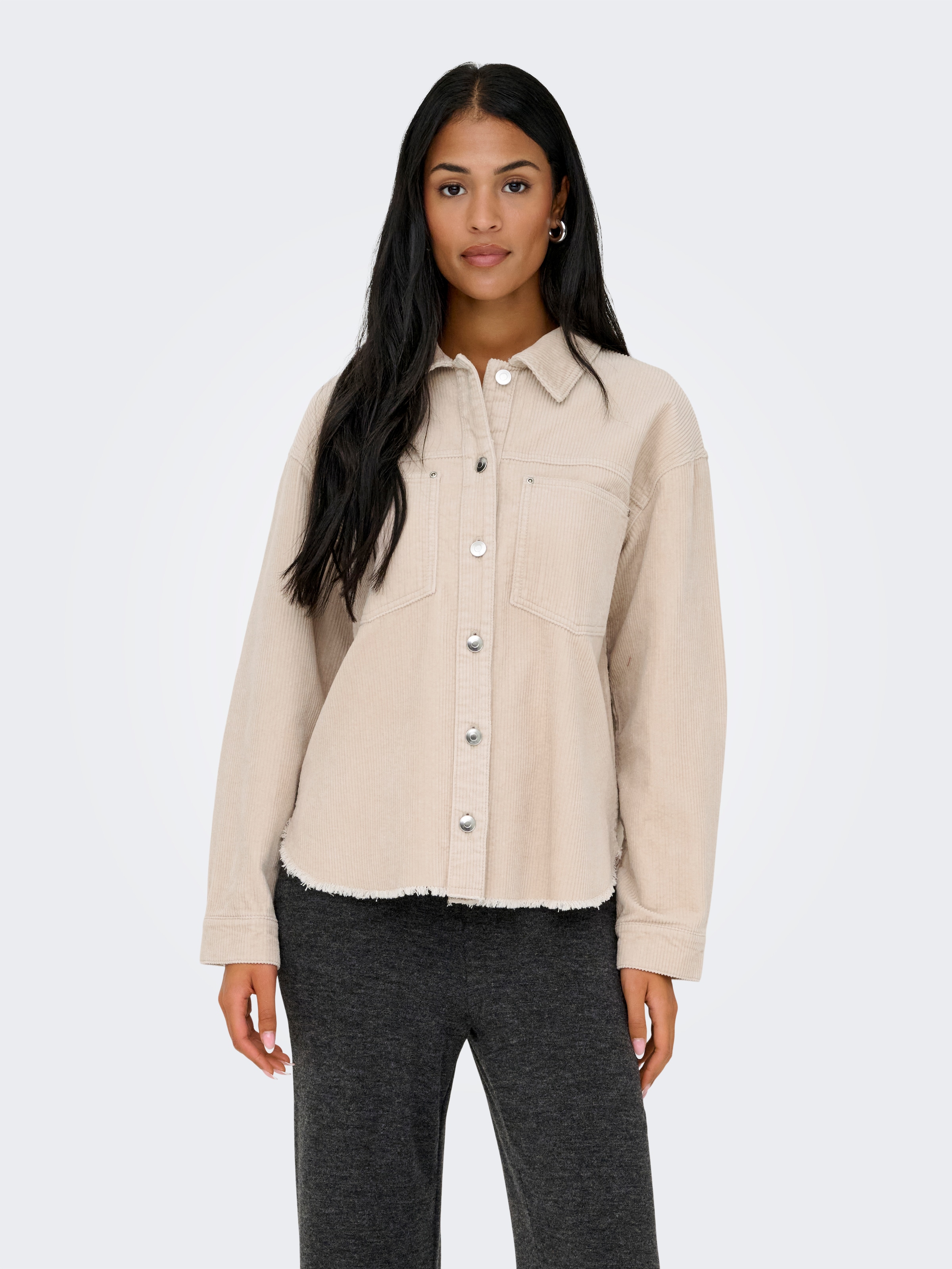 ONLY Hemdbluse »ONLMAIKO-BITTEN L/S CORD SHACKET CC PNT« mit Brusttaschen, leicht ausgefranster Saum