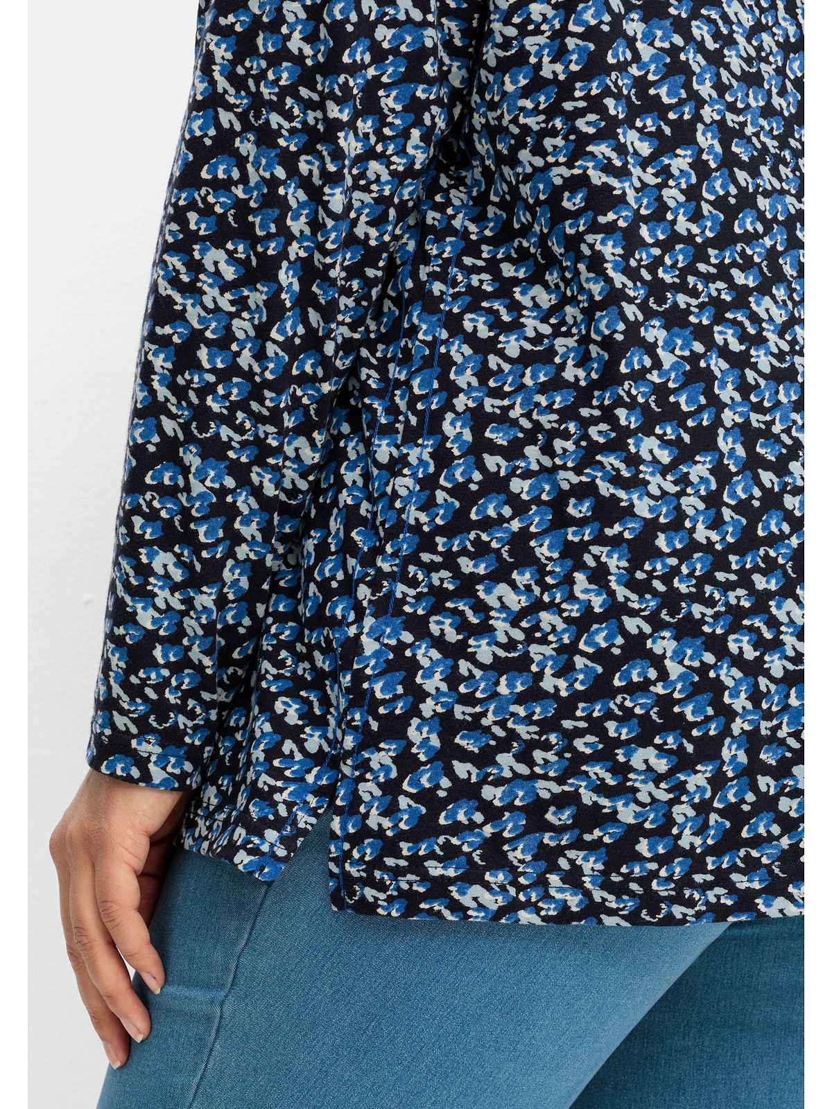 Sheego Rundhalsshirt »Große Größen«, mit V-Schlitz und floralem Minimalprint