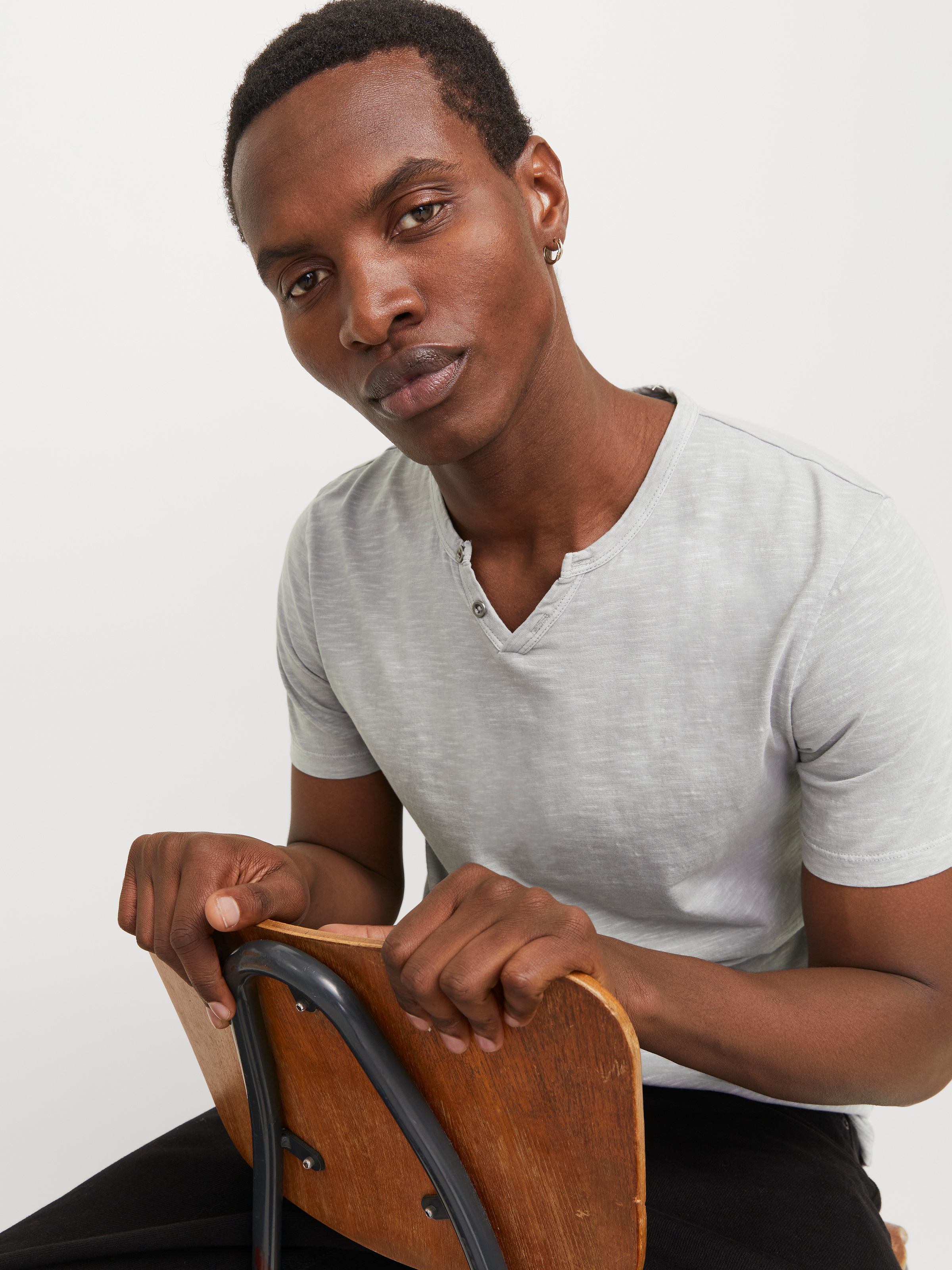 Jack & Jones "JJESPLIT NECK TEE SS NOOS" mit V-Ausschnitt günstig online kaufen