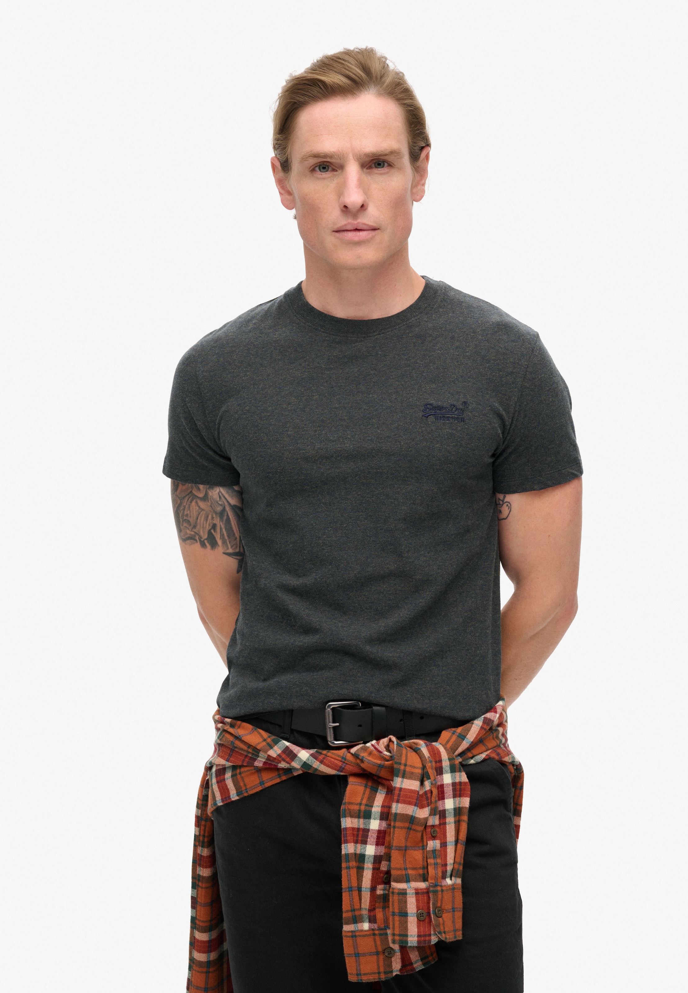 Superdry "ESSENTIAL LOGO EMB TEE" aus Baumwolle und Single Jersey, Slim Fit, Kurzarm, hüftlang