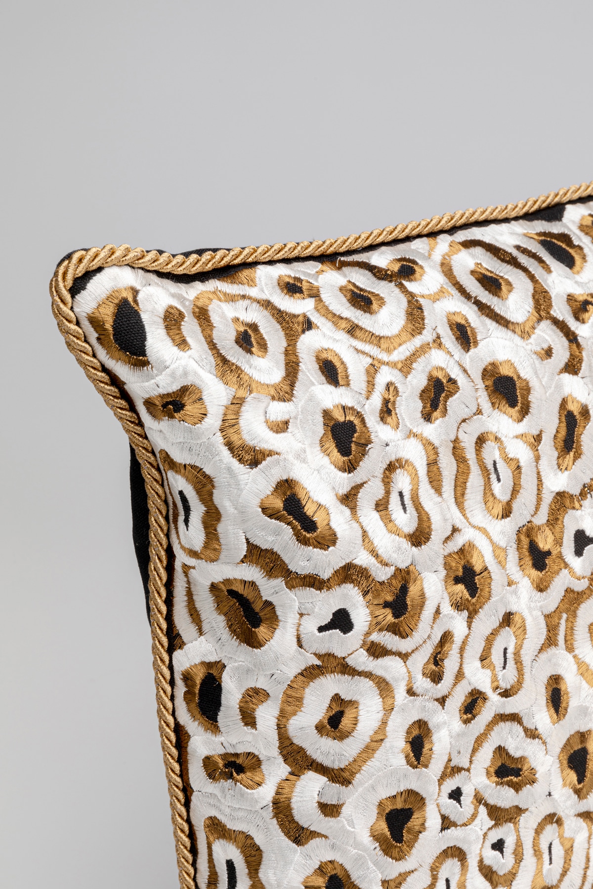 Kare Design Dekokissen »Cheetah, Kissenhülle mit Füllung, in zwei Größen« stützt Kopf und Nacken angenehm und sorgt für erholsamen Schlaf