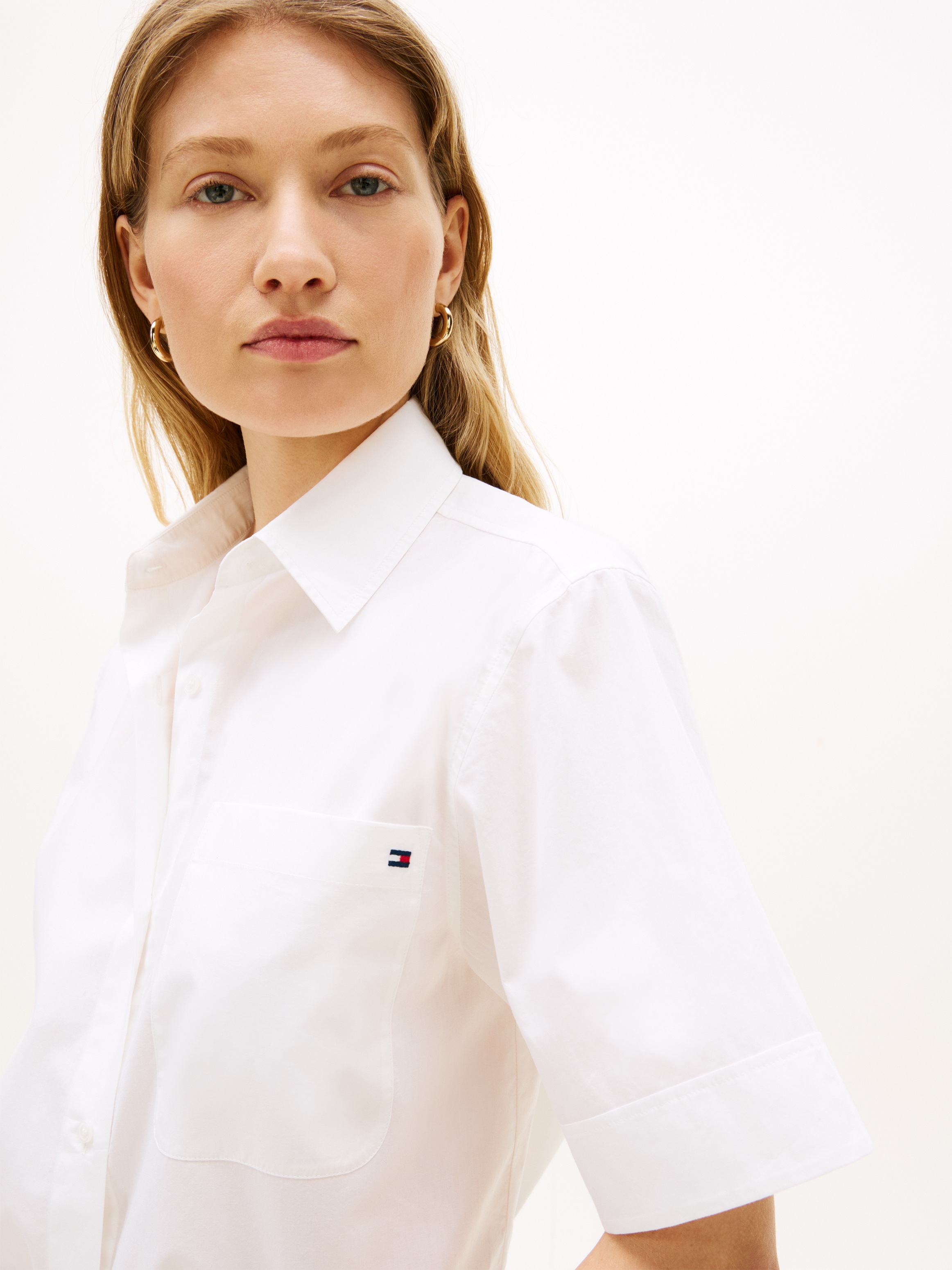 Tommy Hilfiger Kurzarmbluse »ESSENTIAL POPLIN SHORT SLEEVE SHIRTS« mit Hemdkragen, Flag Stickerei auf der Brust