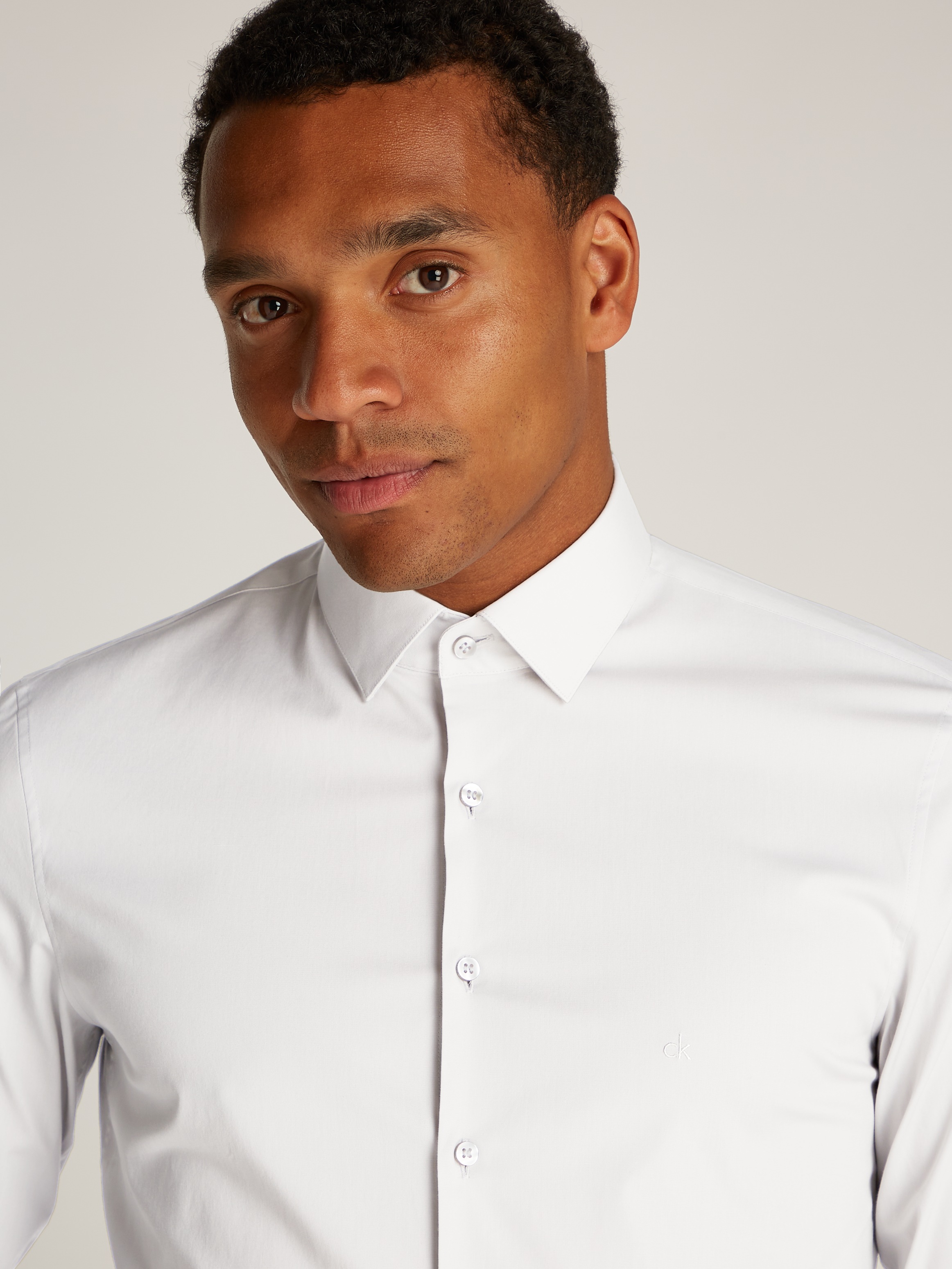 Calvin Klein Businesshemd »POPLIN STRETCH SLIM SHIRT« mit Kentkragen, Logoprint auf Brusthöhe
