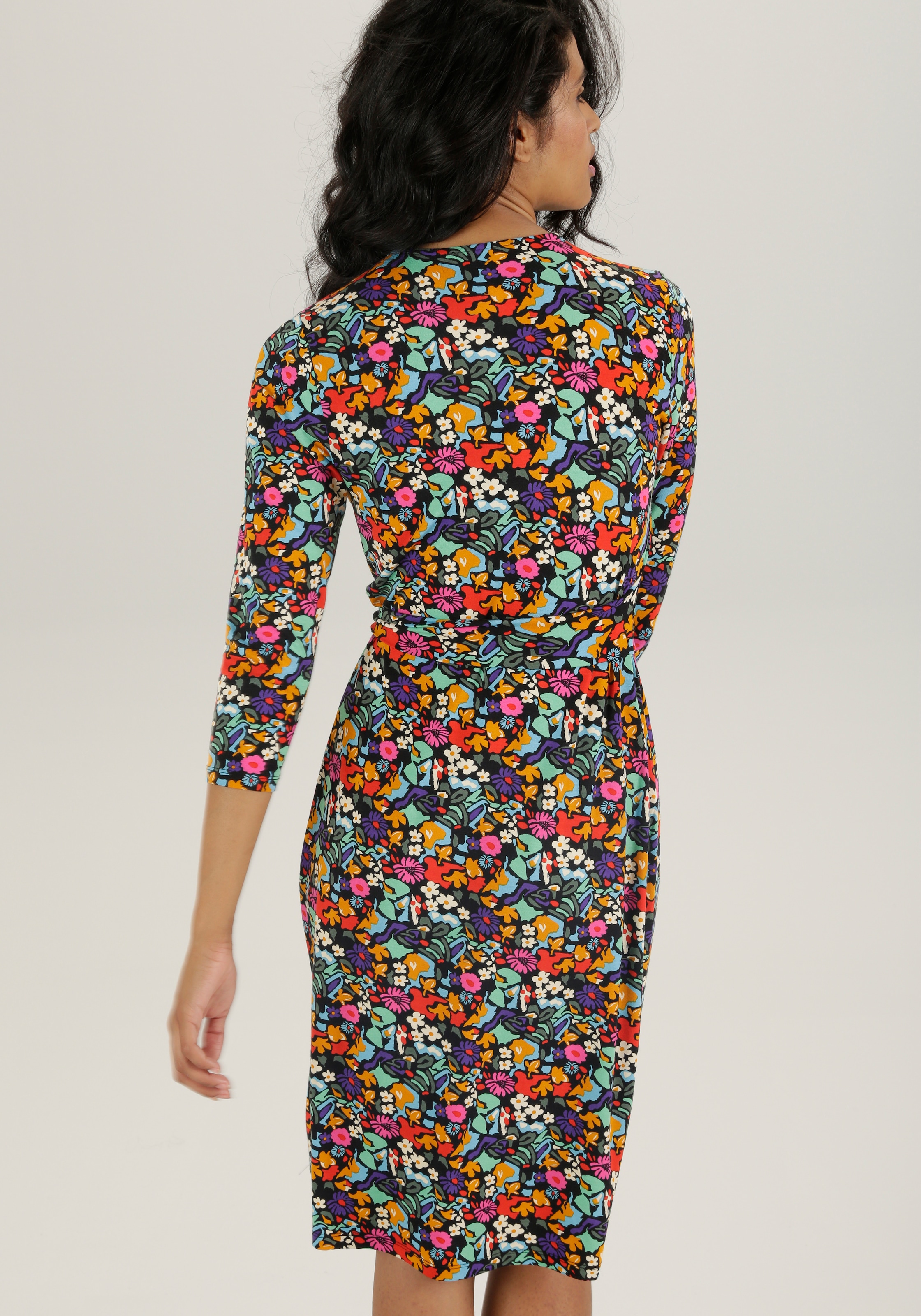 Aniston SELECTED Jerseykleid, mit fröhlichem Blumendruck und femininem Ausschnitt