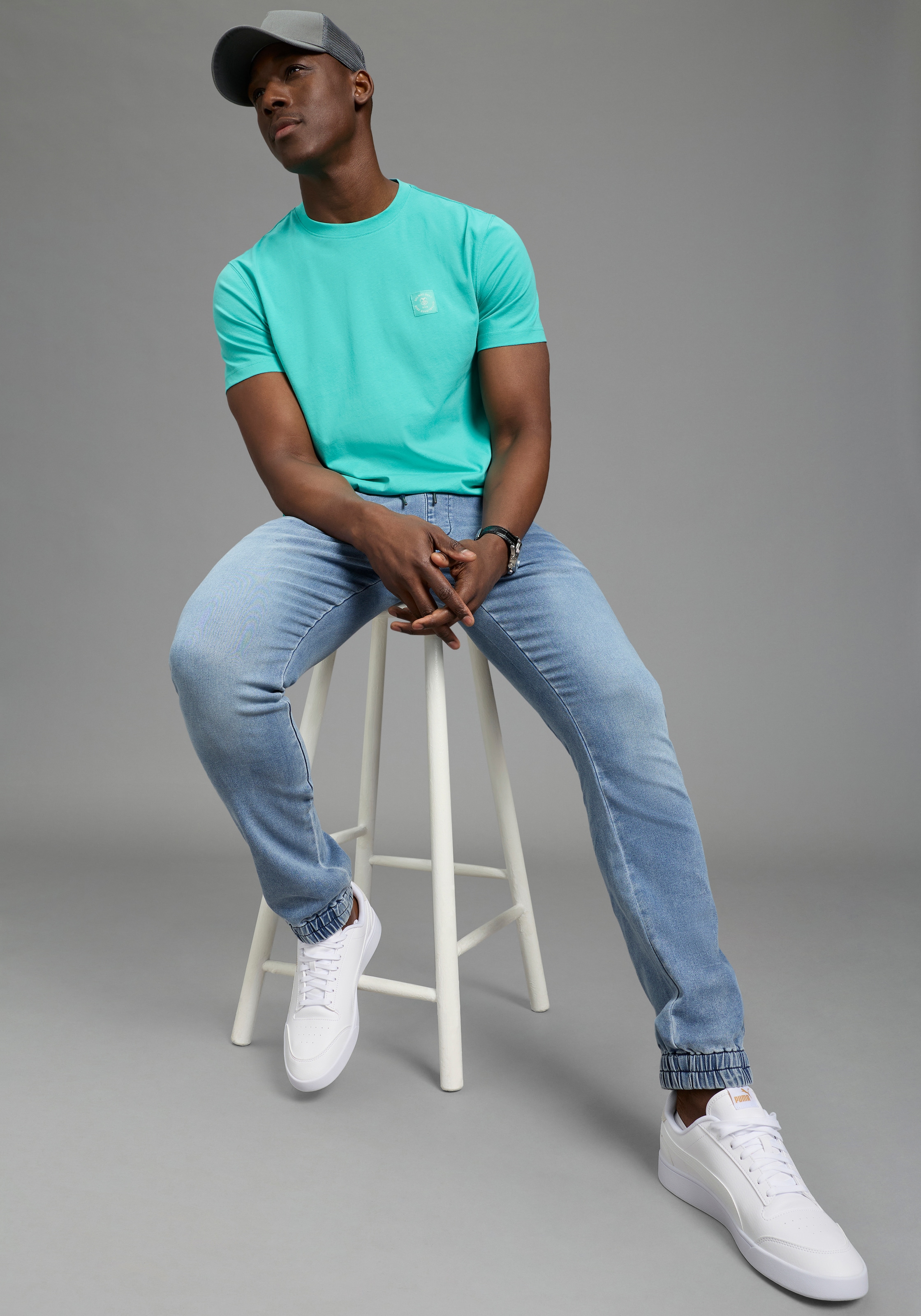 DELMAO Rundhalsshirt »Neue Kollektion!« casual Stil, Kurzarm, normale Passform, mit Print-Applikation