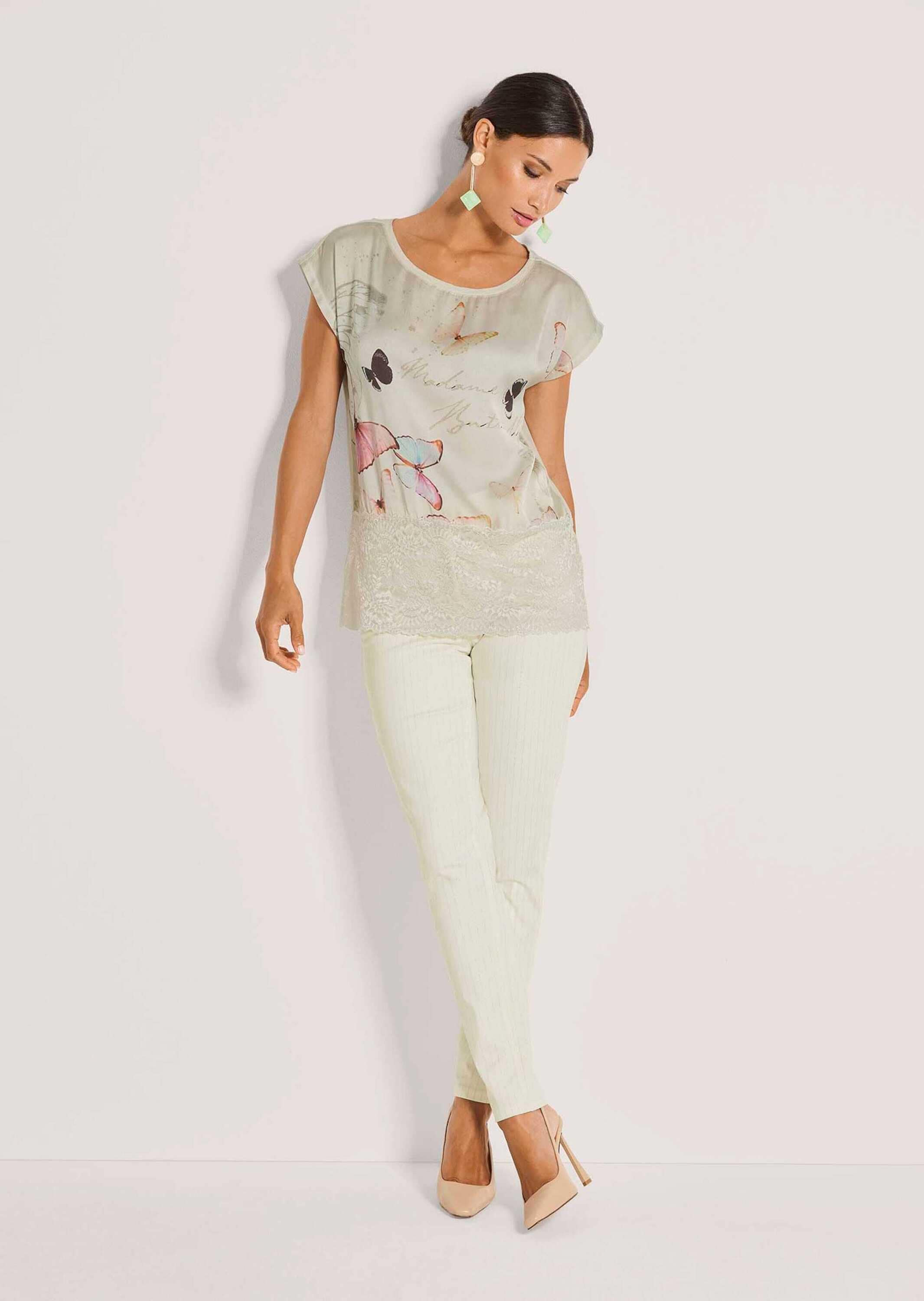 MADELEINE Print-Shirt »Spitzenshirt Sommershirt mit Schmetterlings-Print« Breiter Spitzensaum