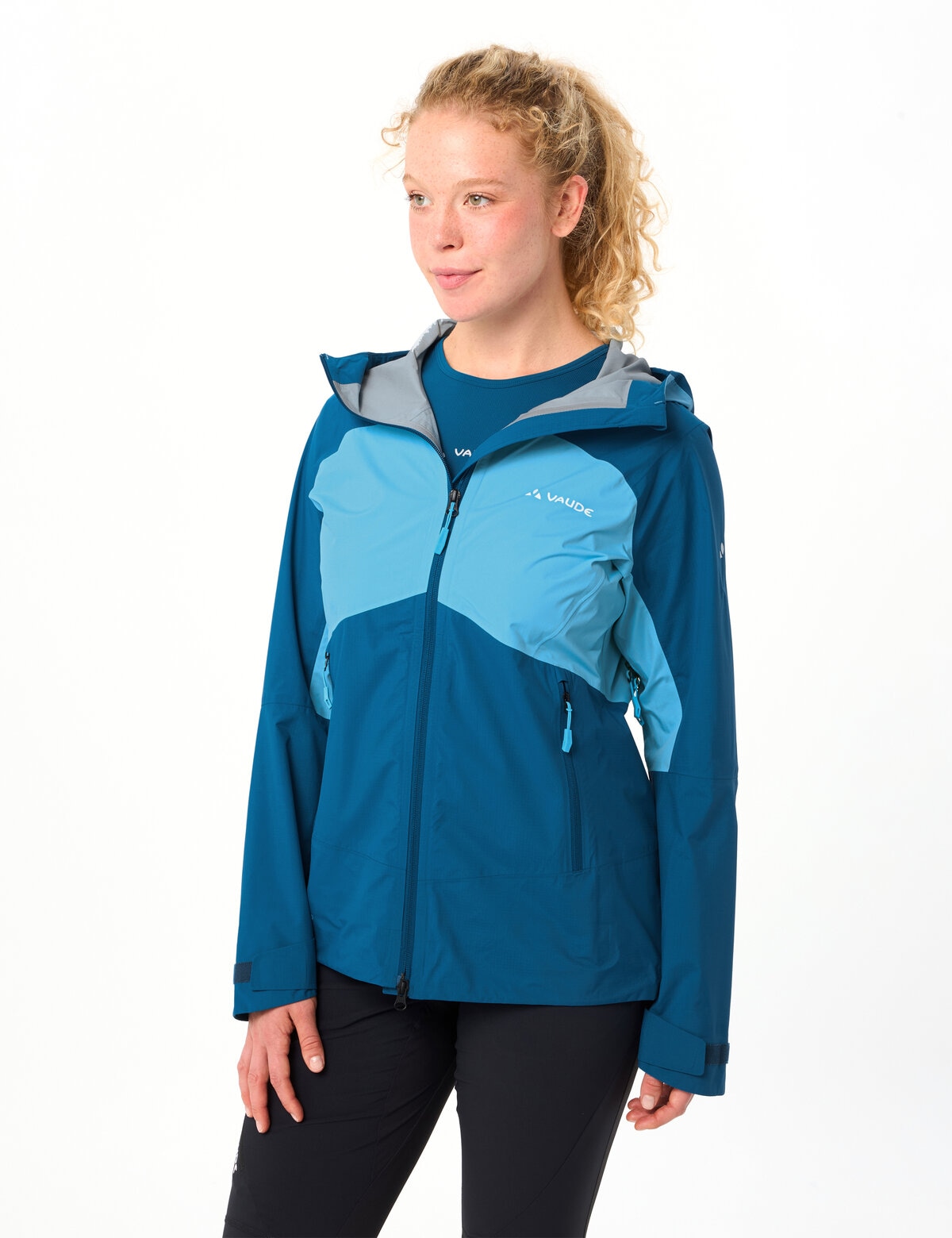 VAUDE Regenjacke "WOMENS SIMONY 2,5L JACKET V" mit Kapuze mit Kapuze, wasserdicht, winddicht, atmungsaktiv, Regular Fit, Langarm