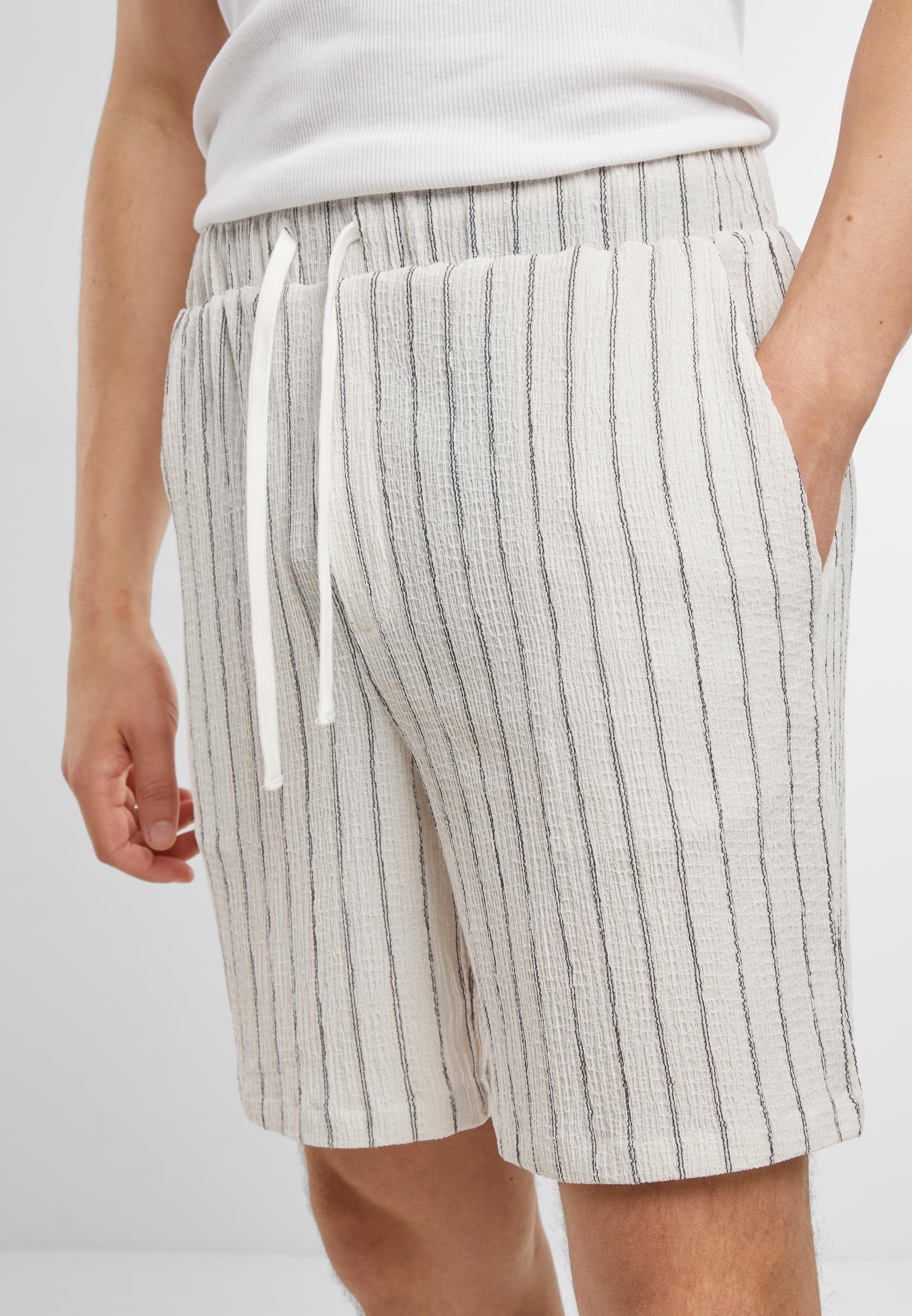 URBAN CLASSICS Shorts »Urban Classics Striped Crinkle Resort Shorts«, (1 tlg.)