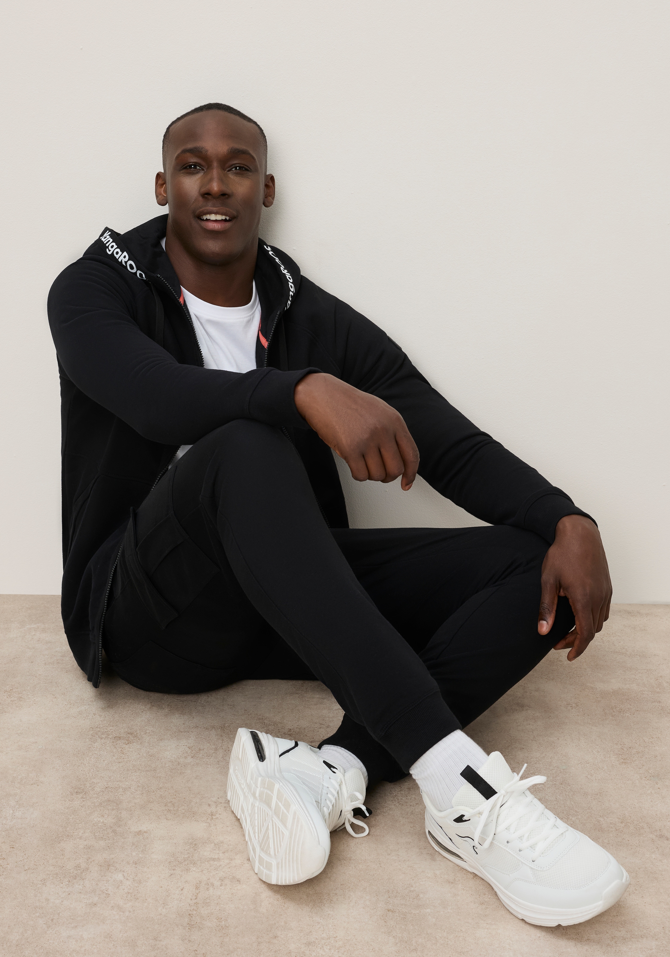 KangaROOS Kapuzensweatjacke schmale Passform, mit Kordelzug an der Kapuze