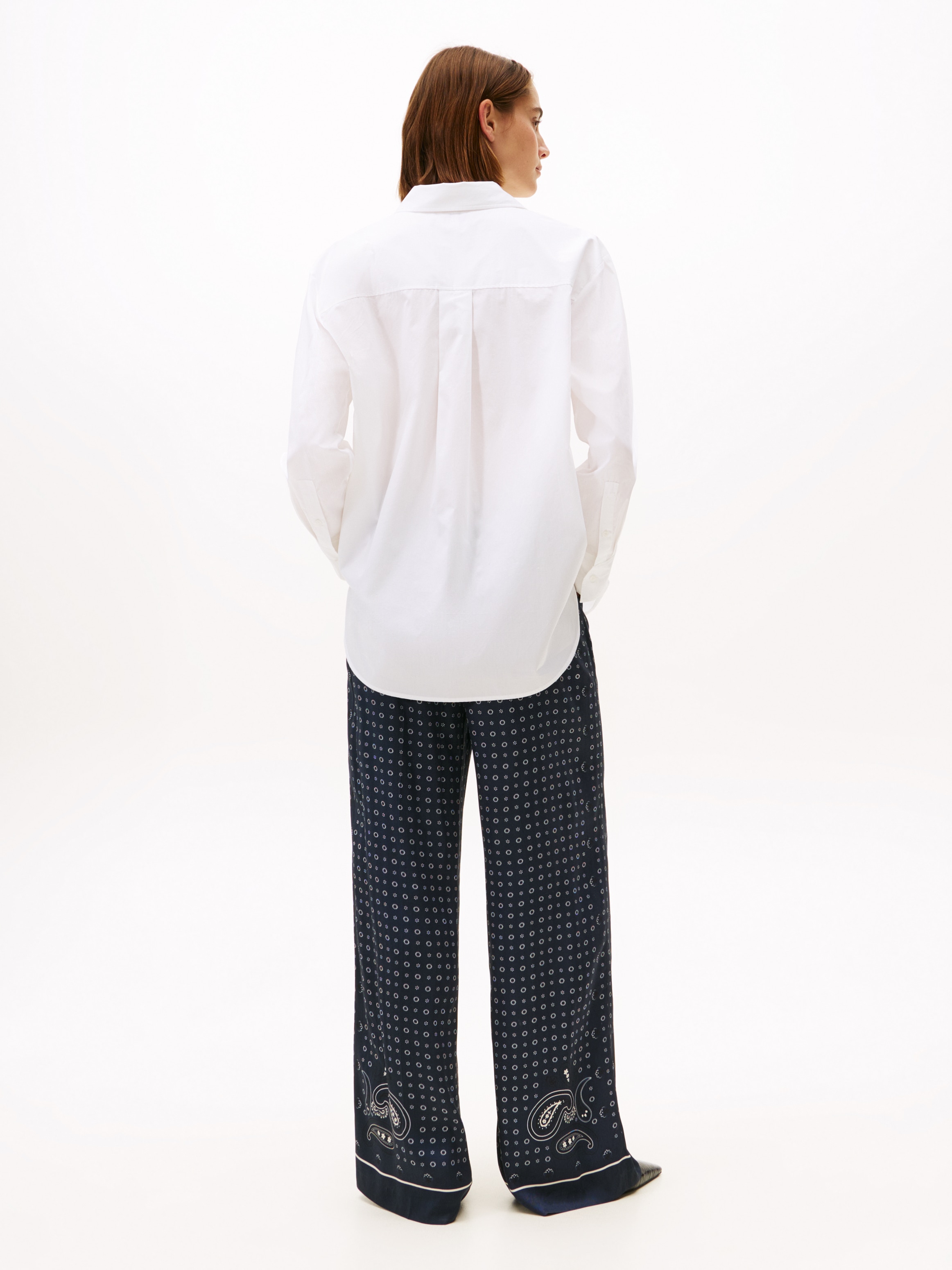 Tommy Hilfiger Hemdbluse »ESS POPLIN EASY FIT SHIRT«, Hinten länger geschnitten mit abgerundetem Saum