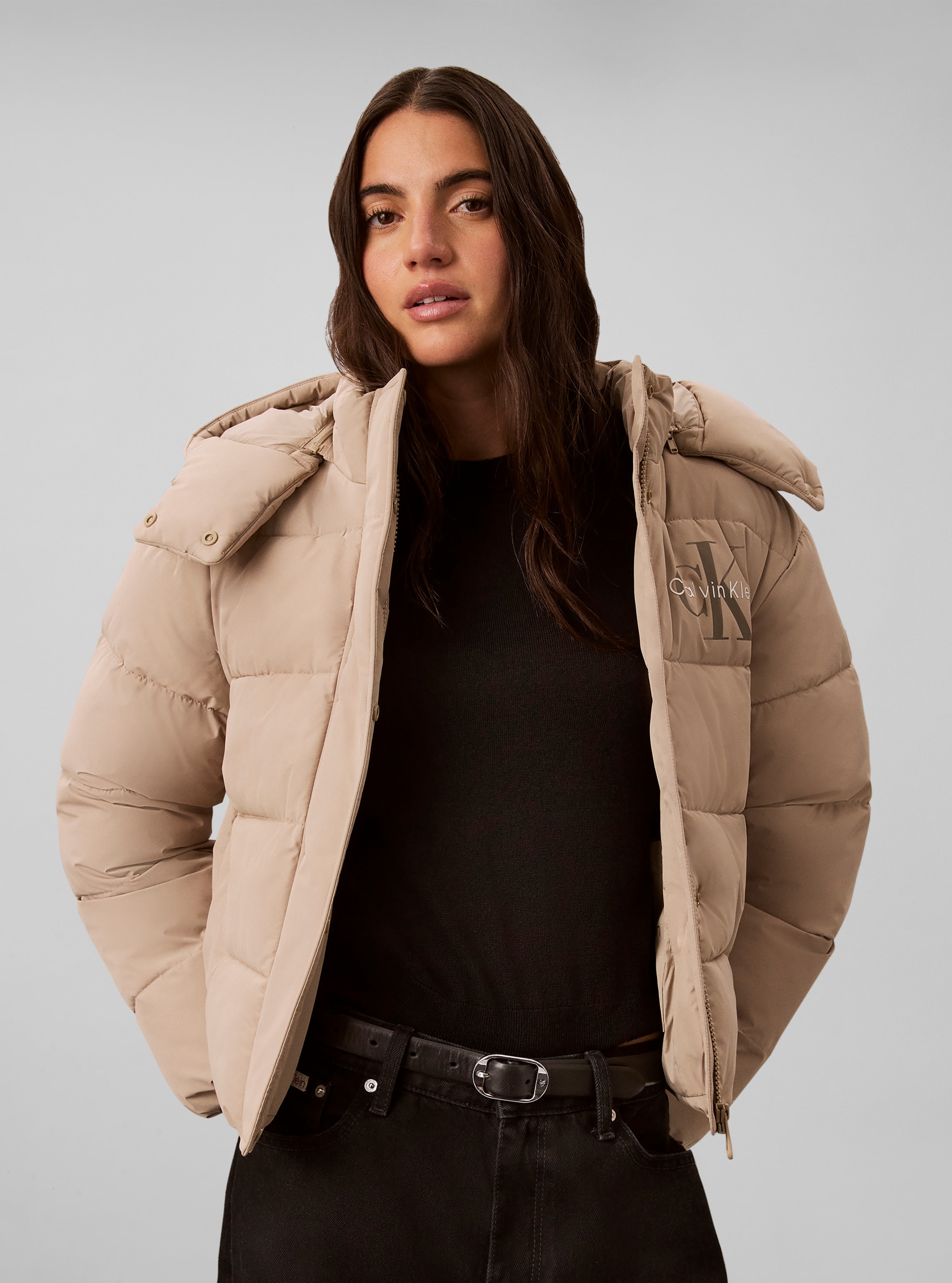 Calvin Klein Jeans Steppjacke "MATTE MONOLOGO SHORT PUFFER" mit Kapuze Mit Kapuze, Logoschriftzug