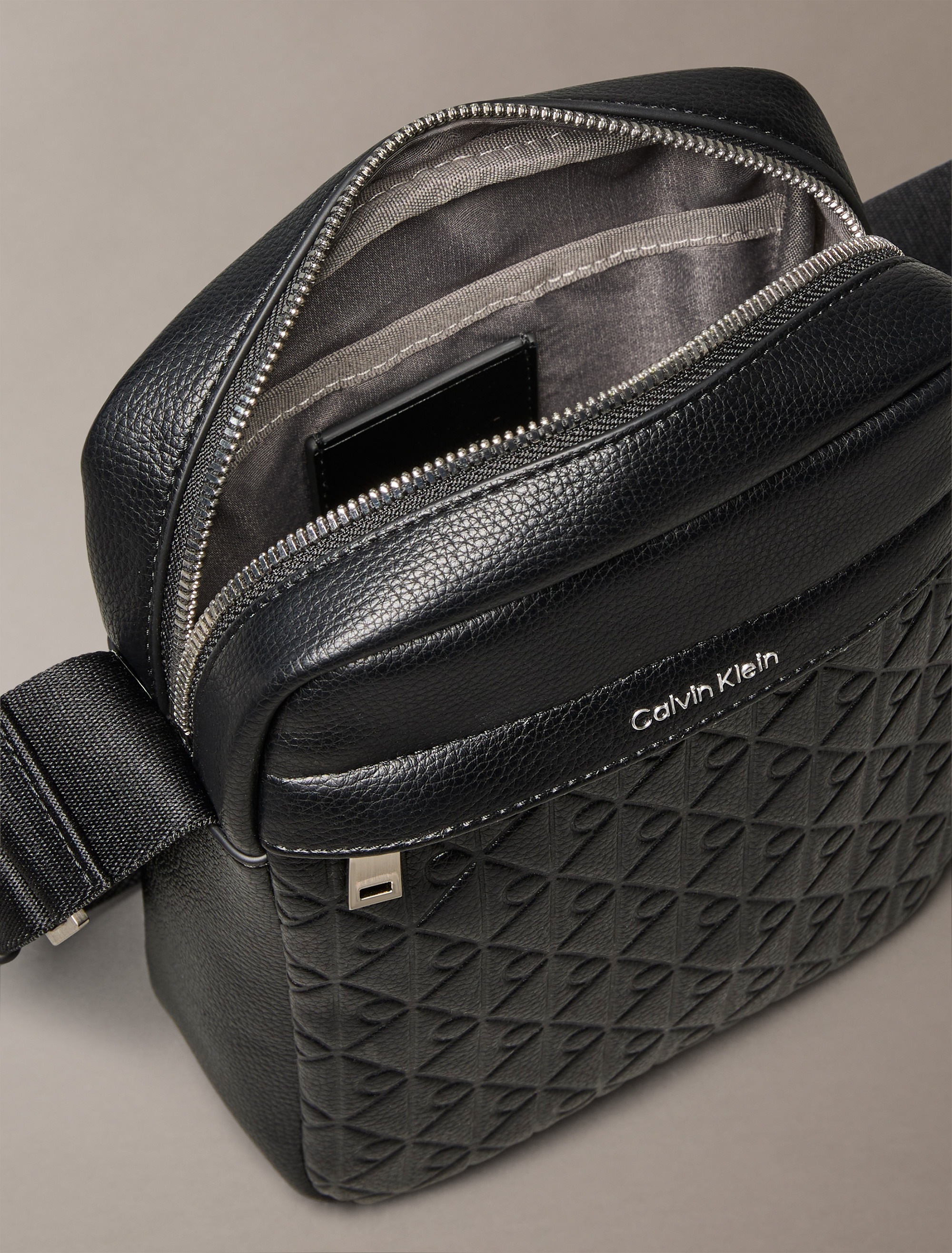 Calvin Klein Umhängetasche »EMBLEM EMBOSS REPORTER«, Schultertasche, Brusttasche, Herrentasche