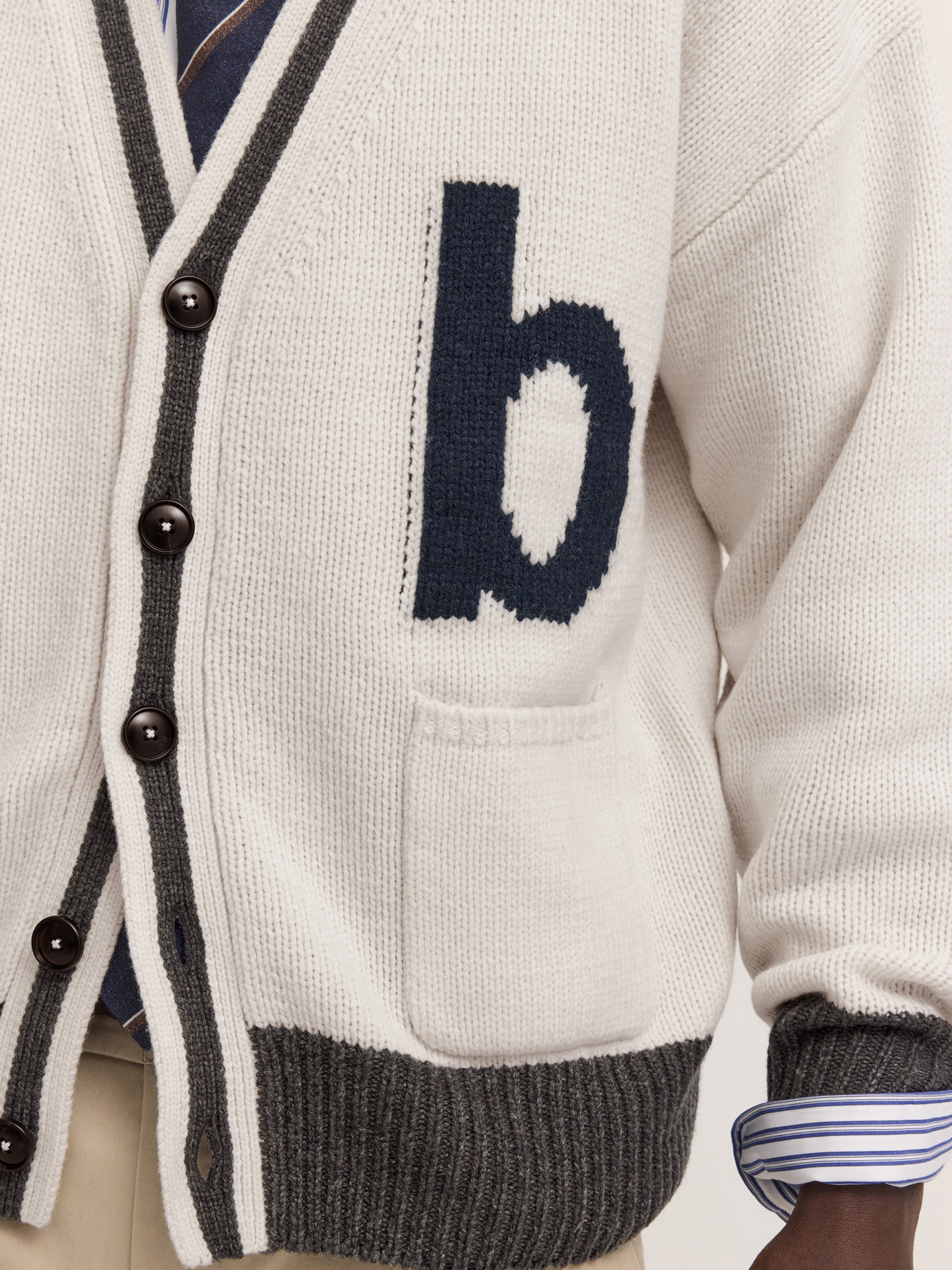 bugatti Strickjacke »Regular Fit« Regular Fit Wollmix V-Ausschnitt Logo