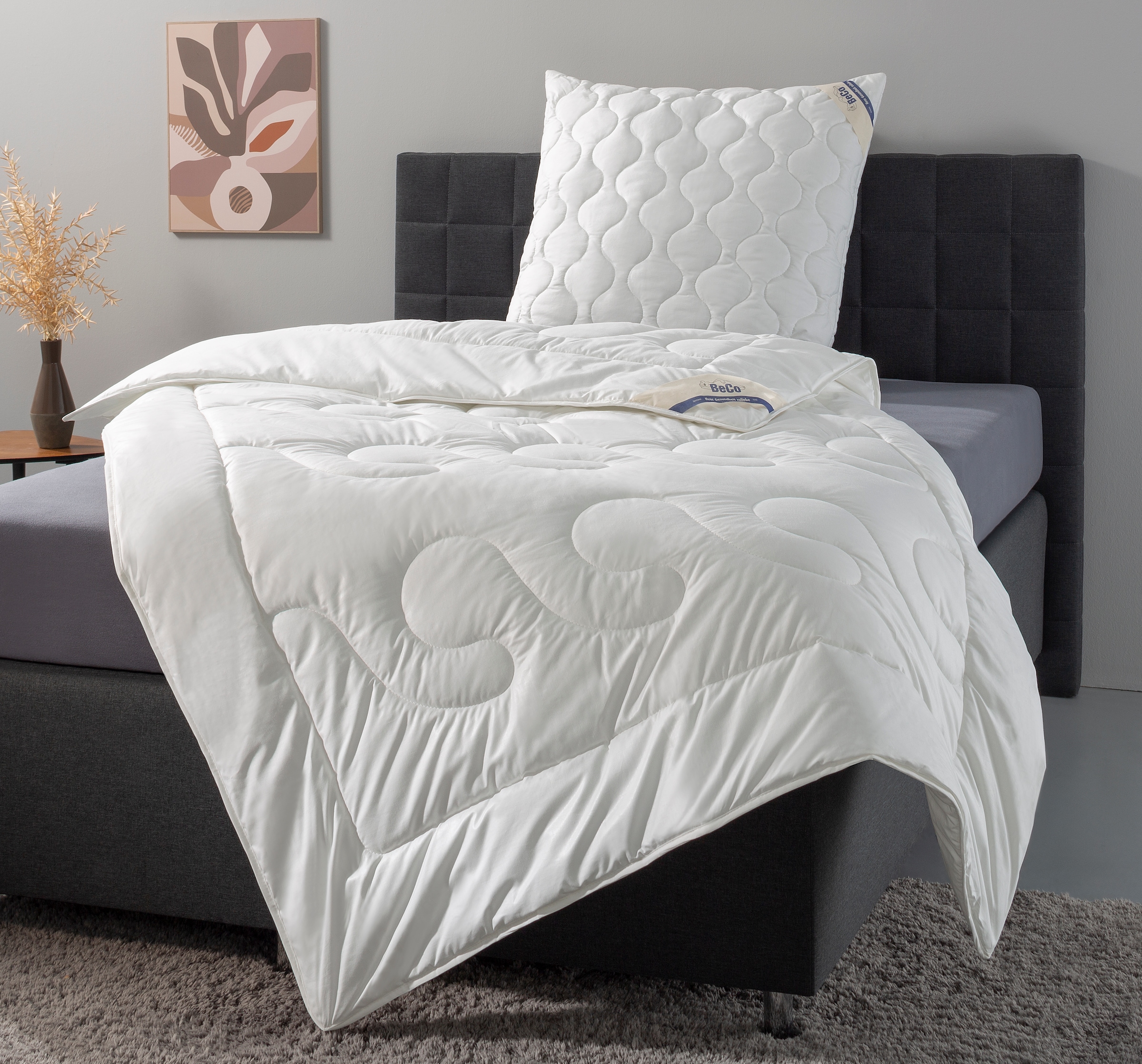 Beco Kunstfaserbettdecke »Aerelle™ Blue Bettdecke mit Gratis-Perlenohrsteckern« leicht Füllung Klimafaser 1 Stk. tlg. Jetzt zugreifen: Gratis-Aktion nur bis 31.12.2025!