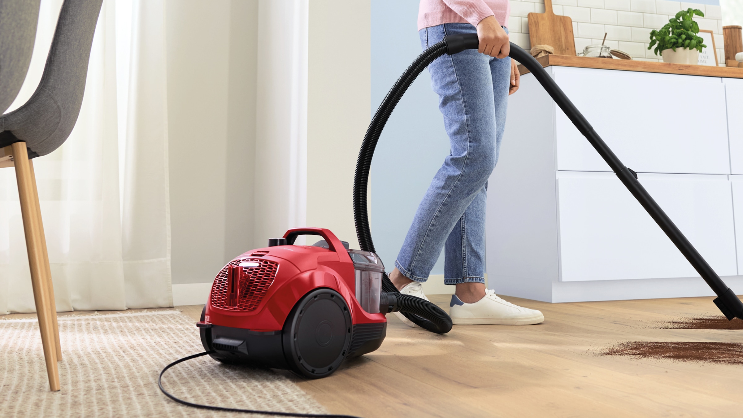 BOSCH Bodenstaubsauger »Serie 4 BGS21CAR, Hygiene-Filter, XXL-Polsterdüse, XXL-Fugendüse«, 750 W, beutellos, 10 J. Motorgarantie, ideal zur Fahrzeug-Innenreinigung, kompakt, rot