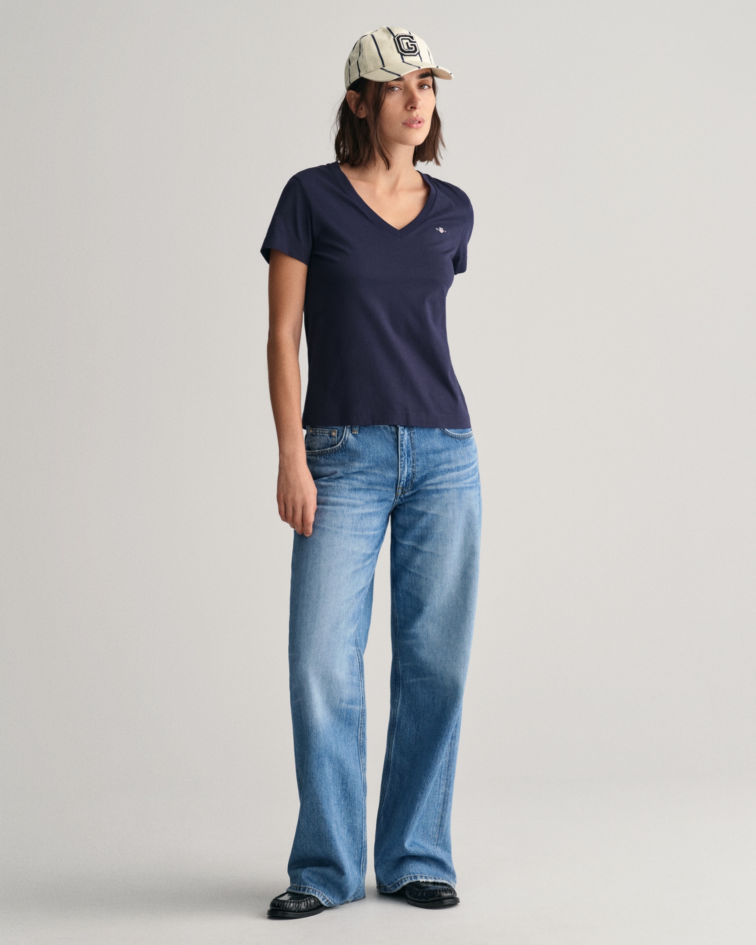 Gant T-Shirt »REG SHIELD KA V-NECK T-SHIRT«, mit einer kleinen Logostickerei auf der Brust