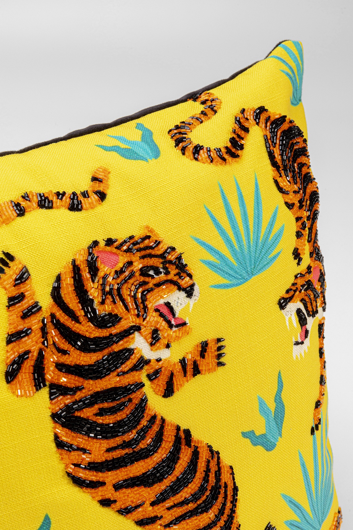Kare Design Dekokissen »Tiger Love, Kissenhülle mit Füllung, 45x45 cm« stützt Kopf und Nacken angenehm und sorgt für erholsamen Schlaf