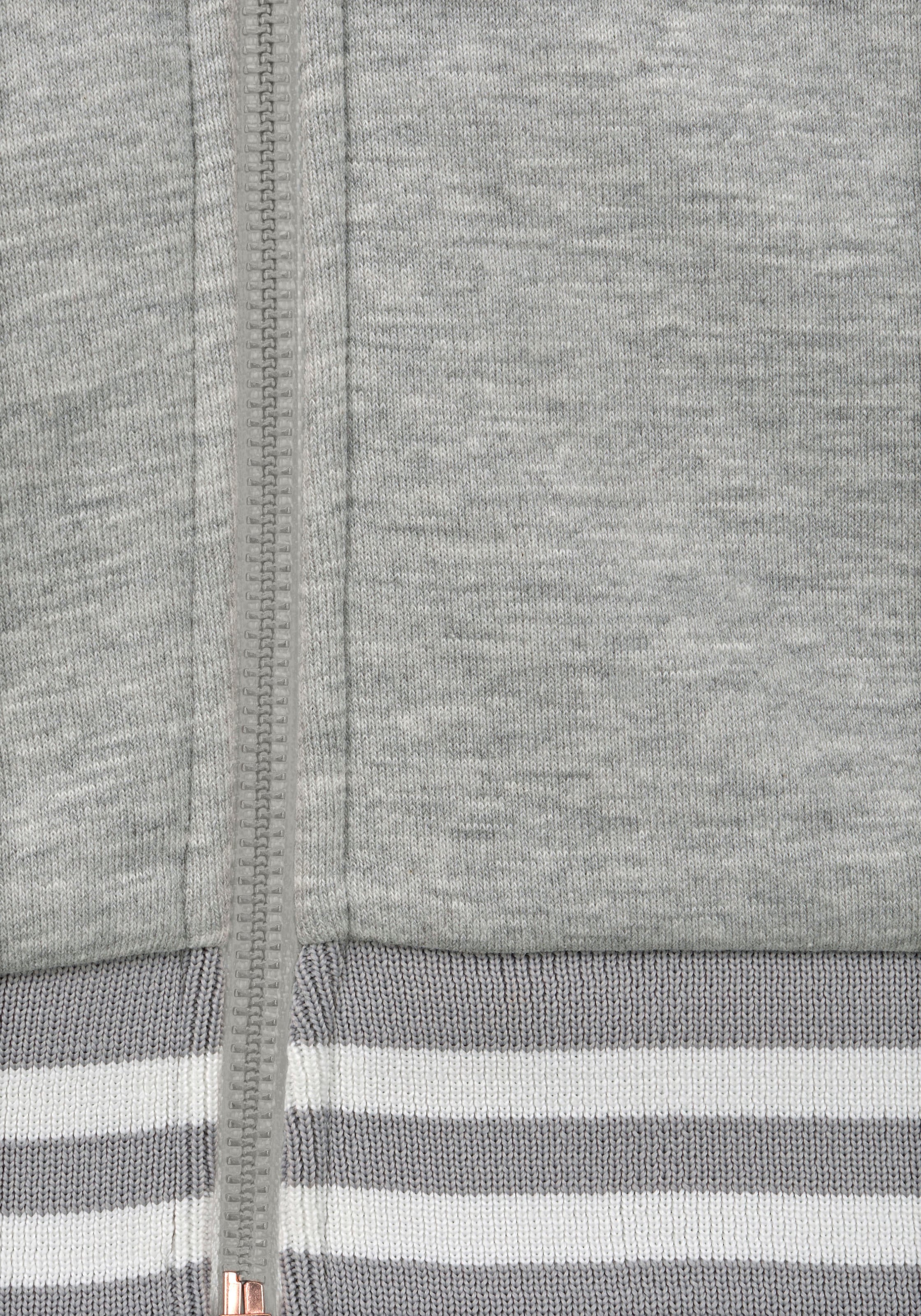 Bench. Kapuzensweatjacke, mit gestreiften Bündchen und Glanzprint, Loungewear, Loungeanzug