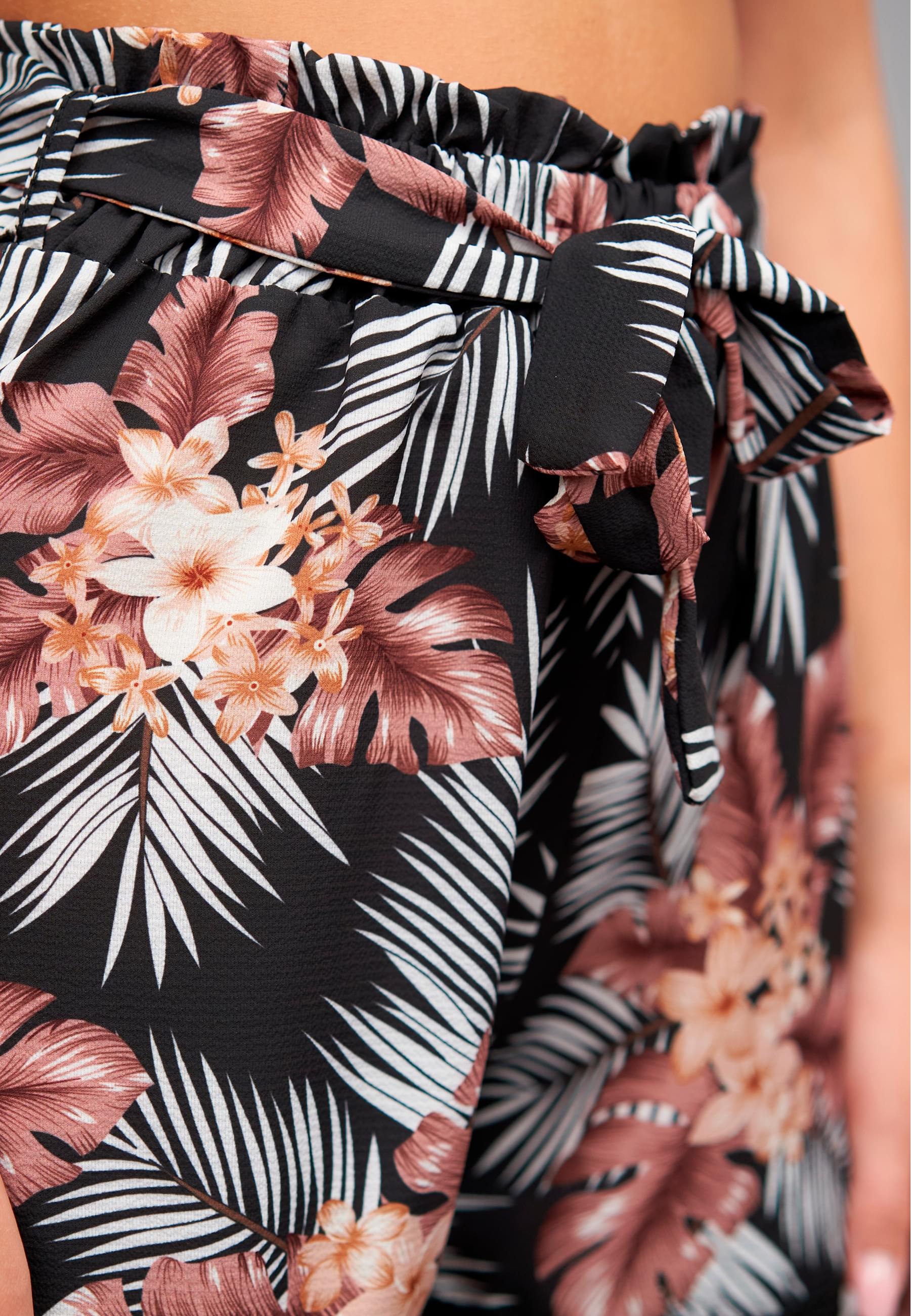 CLOUD 5IVE Shorts »CLOUD 5IVE Häkelbordüre und Bindegürtel«