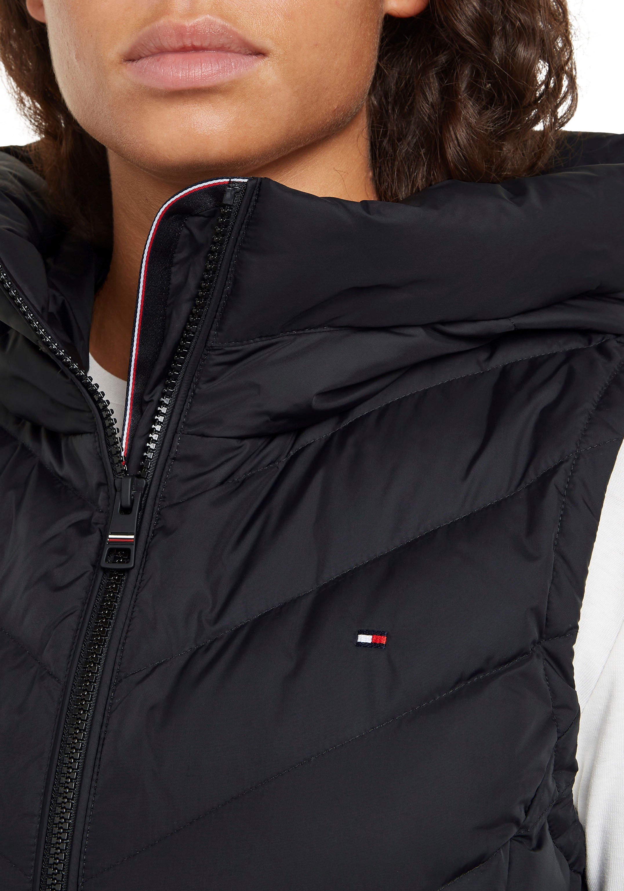 Tommy Hilfiger Steppweste »CHEVRON MW PADDED VEST«, mit mittelstarker Wattierung und Tommy Hilfiger Markenlabel