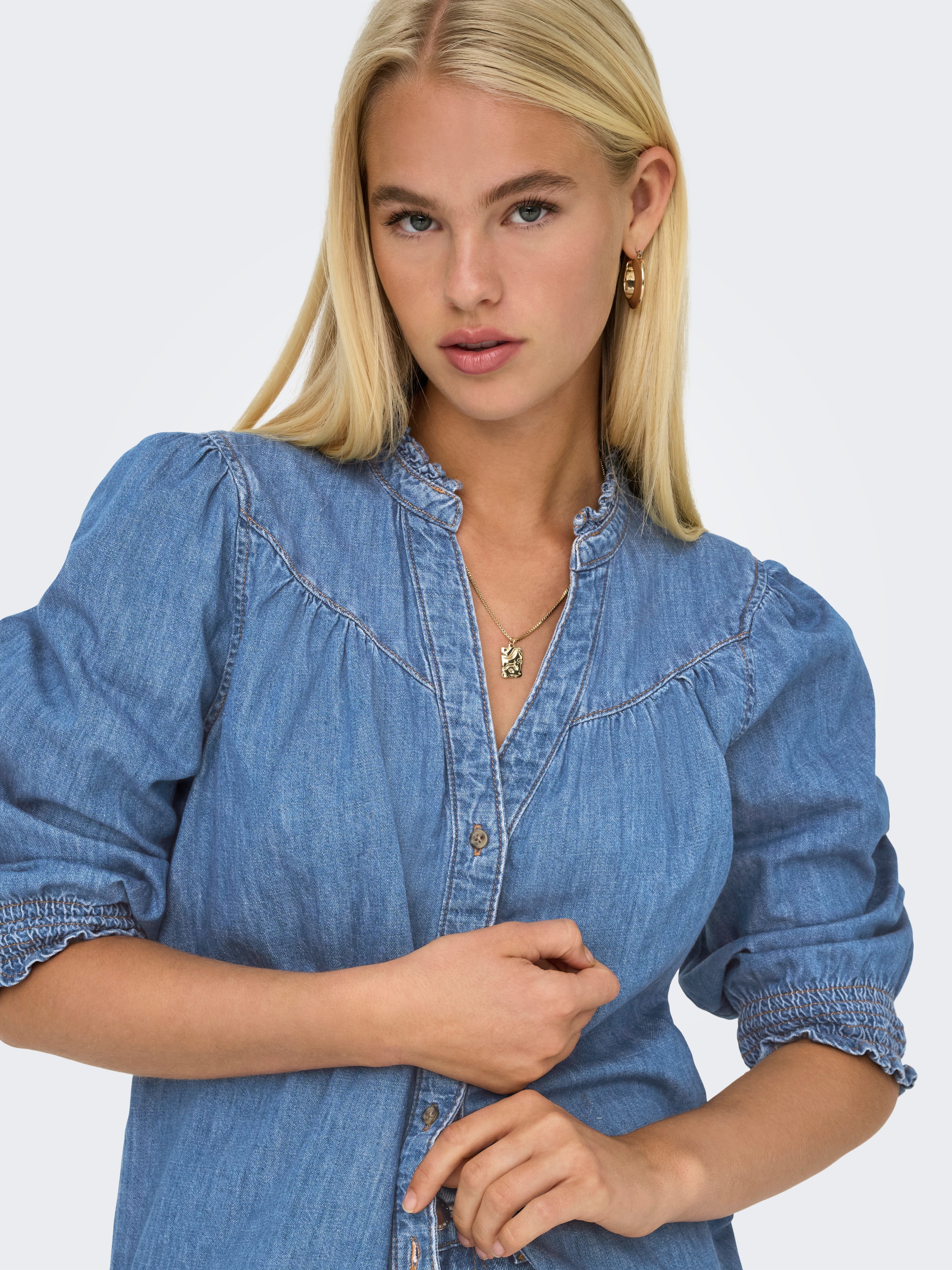 Jeansbluse ONLY "ONLRAYA 3/4 SHIRT DNM AKM NOOS", Damen, Gr. M, medium blau denim, Denim/Jeans, Obermaterial: 100% Baumwolle, unifarben, regular fit hüftlang, V-Ausschnitt, Blusen Jeansbluse, mit Rüschenkragen 2