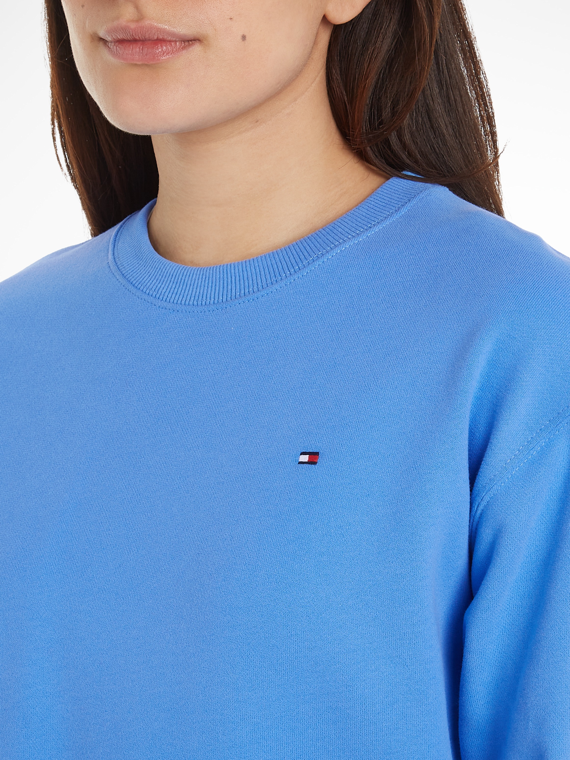 Tommy Hilfiger Sweatshirt »REG FLAG ON CHEST SWTSHRT«, mit Logo-Stickerei