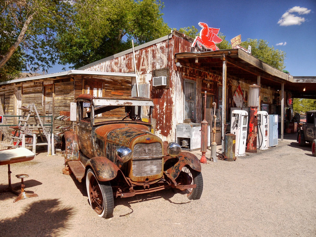 Papermoon Fototapete "Alte verlassene Tankstelle" günstig online kaufen