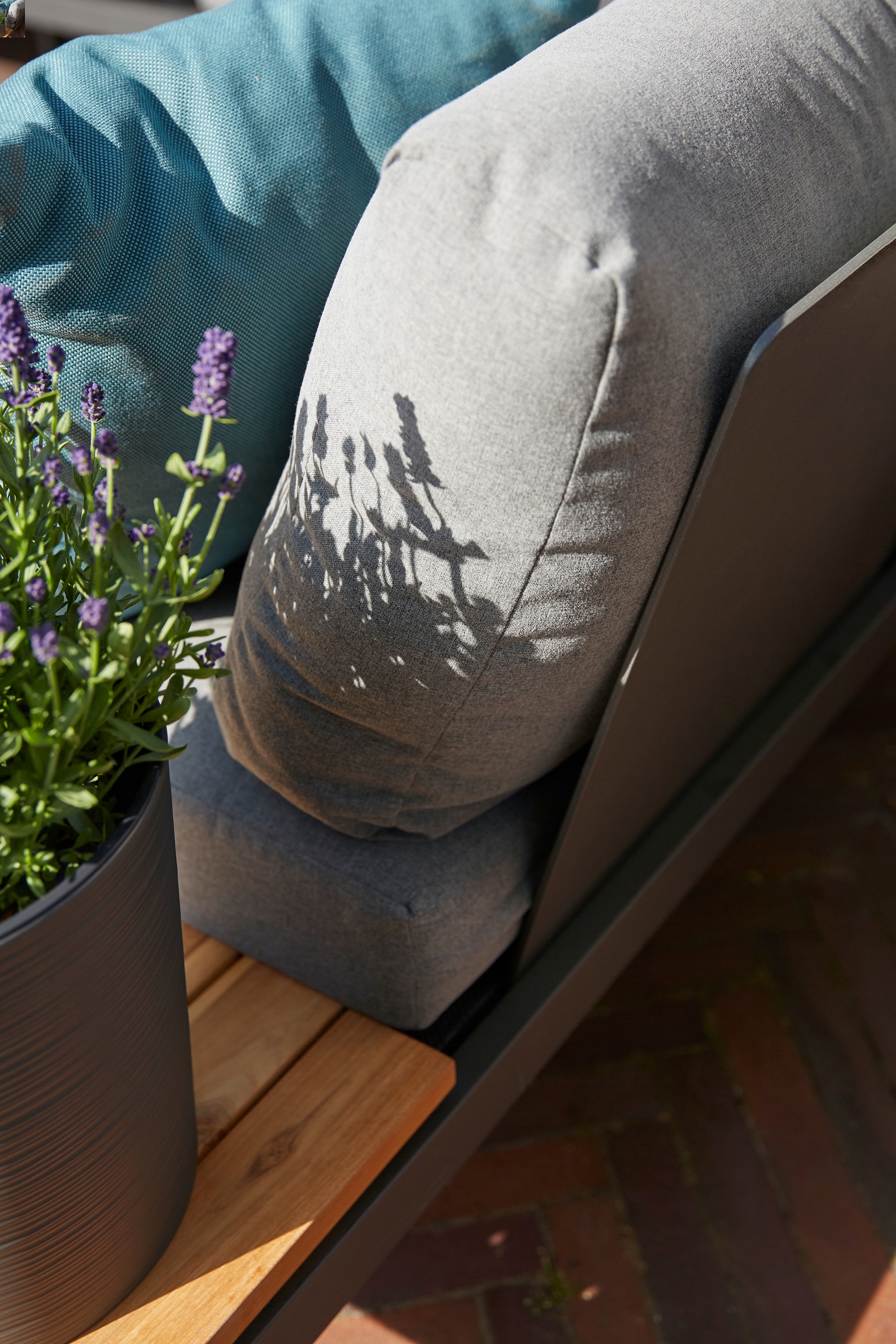Siena Garden Loungesofa »Alvida«, (Loungebank links, 2-Sitzer, BxTxH: 172x80x70 cm), Aluminium, Teakholz, inkl. Sitz- und Rückenkissen grau